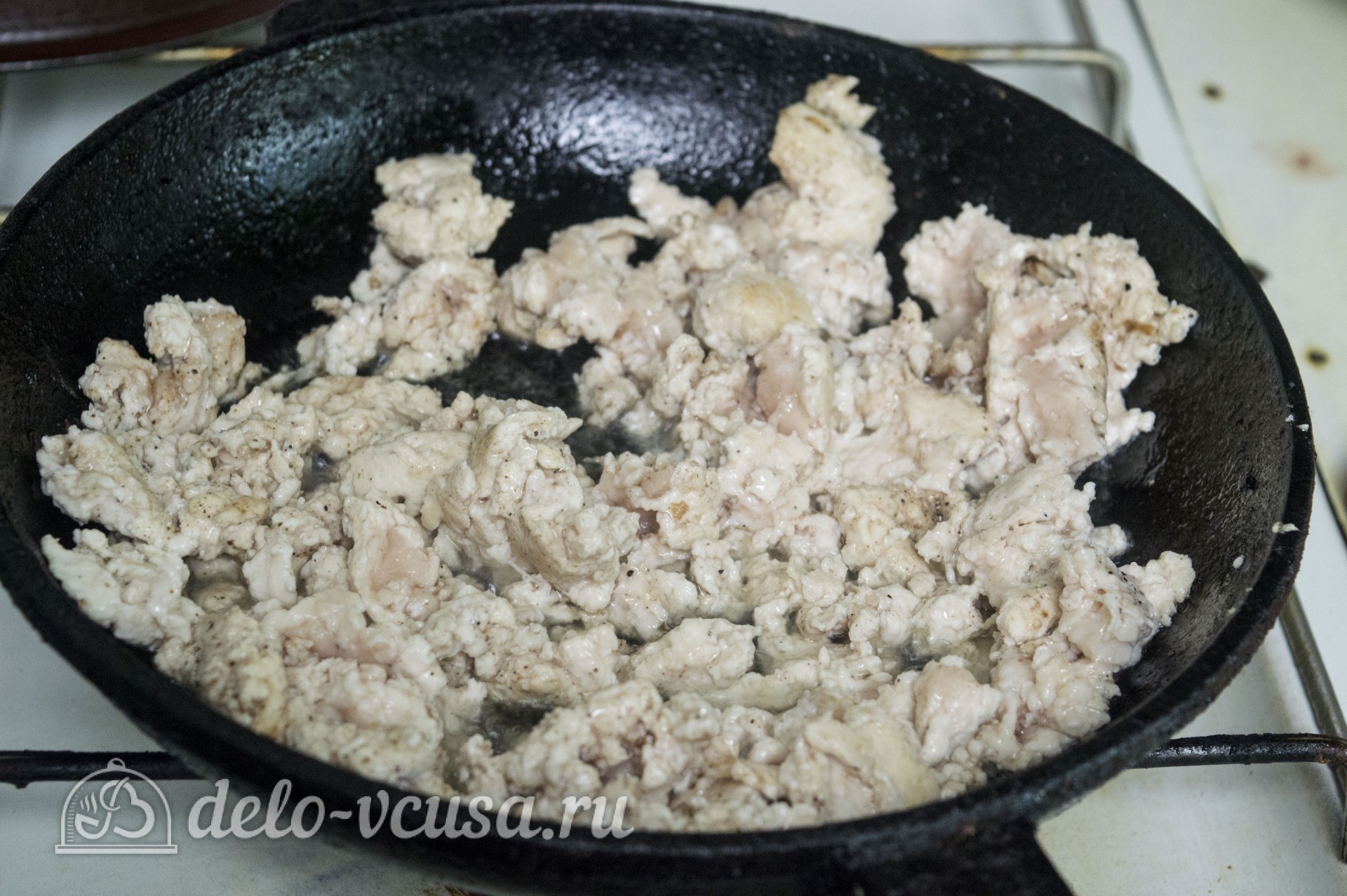 Шаг 1 приготовления Макароны с курицей и сырным соусом