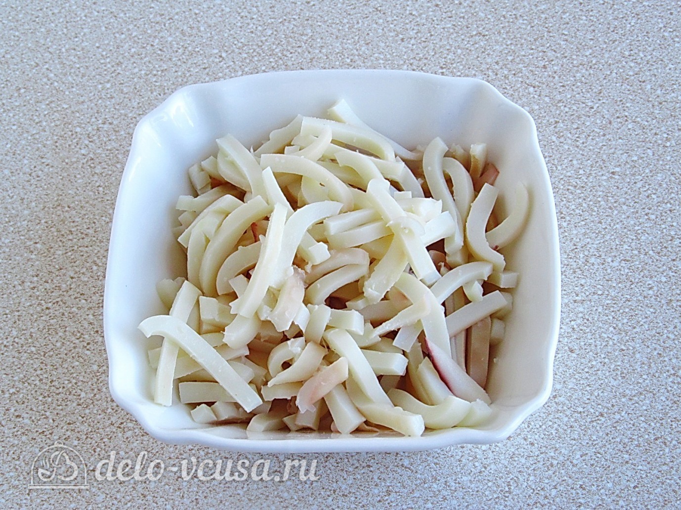 Шаг 2 приготовления Салат с кальмарами и солеными огурцами