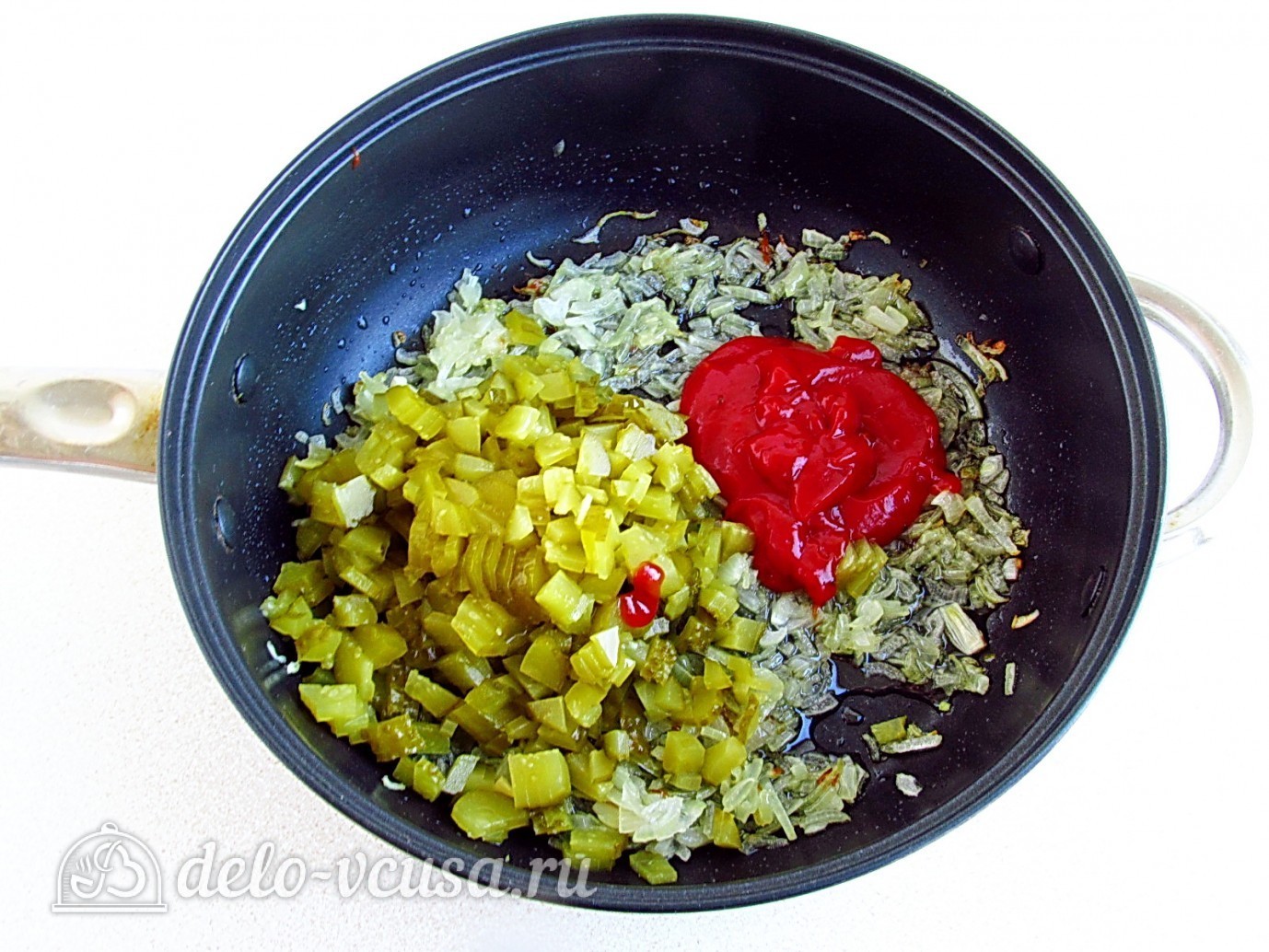Шаг 5 приготовления Салат с кальмарами и солеными огурцами