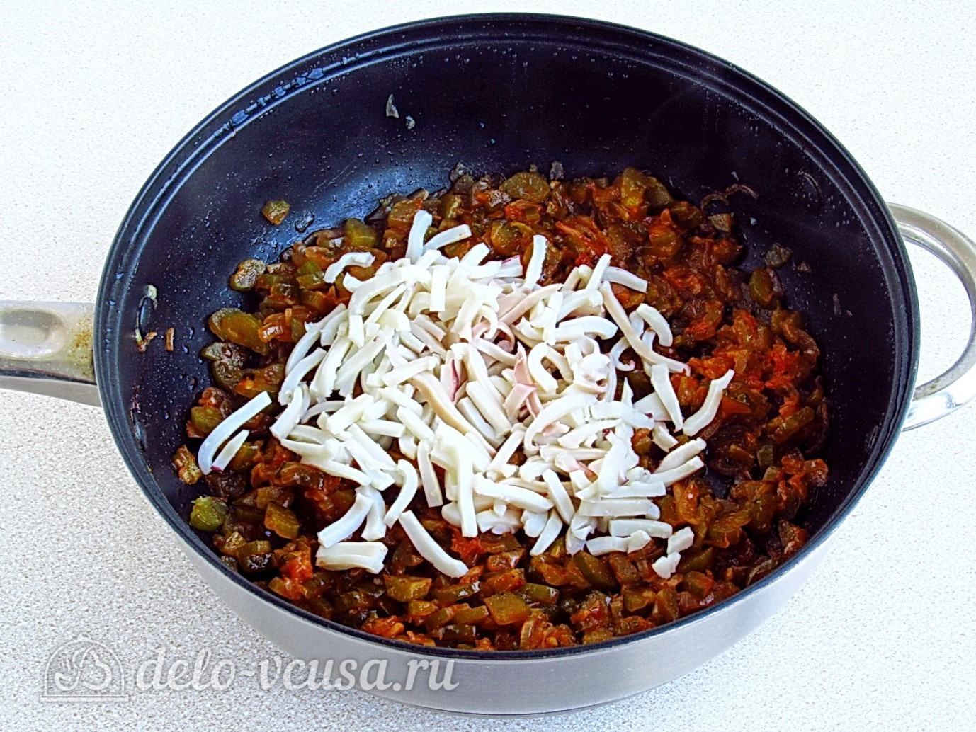 Шаг 7 приготовления Салат с кальмарами и солеными огурцами
