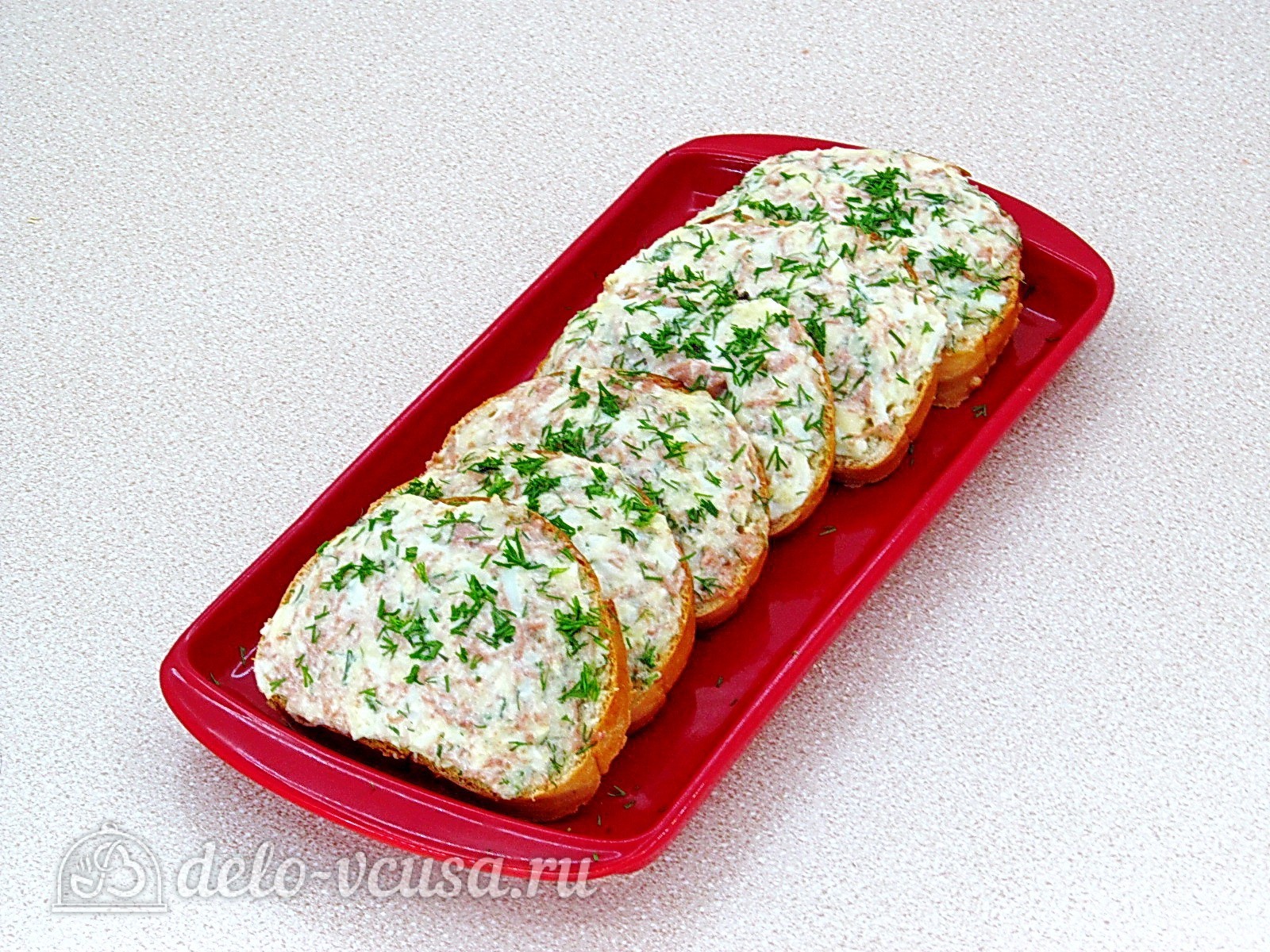 Шаг 8 приготовления Горячие бутерброды с колбасой и яйцом
