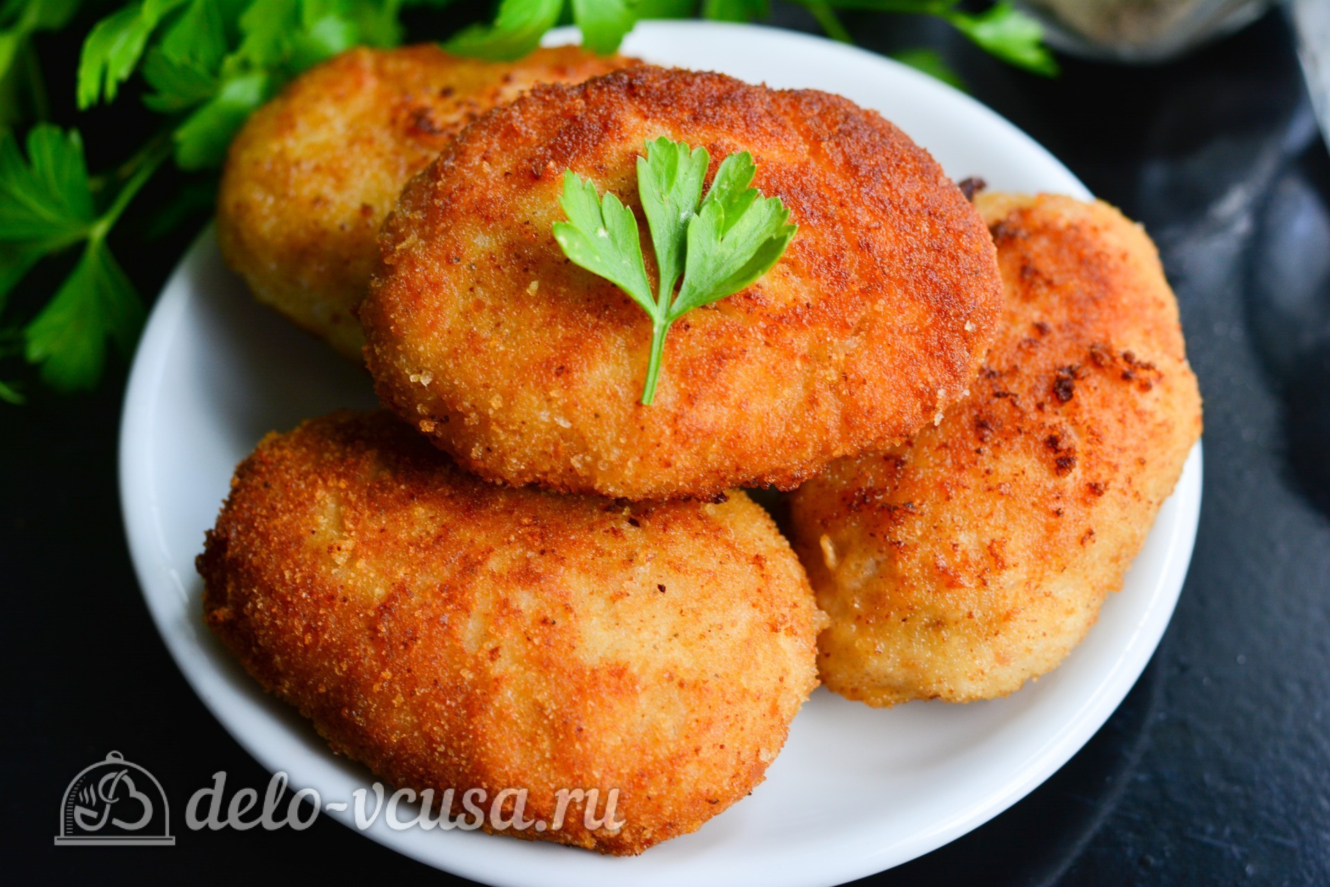 Обложка рецепта Куриные котлеты с сыром внутри