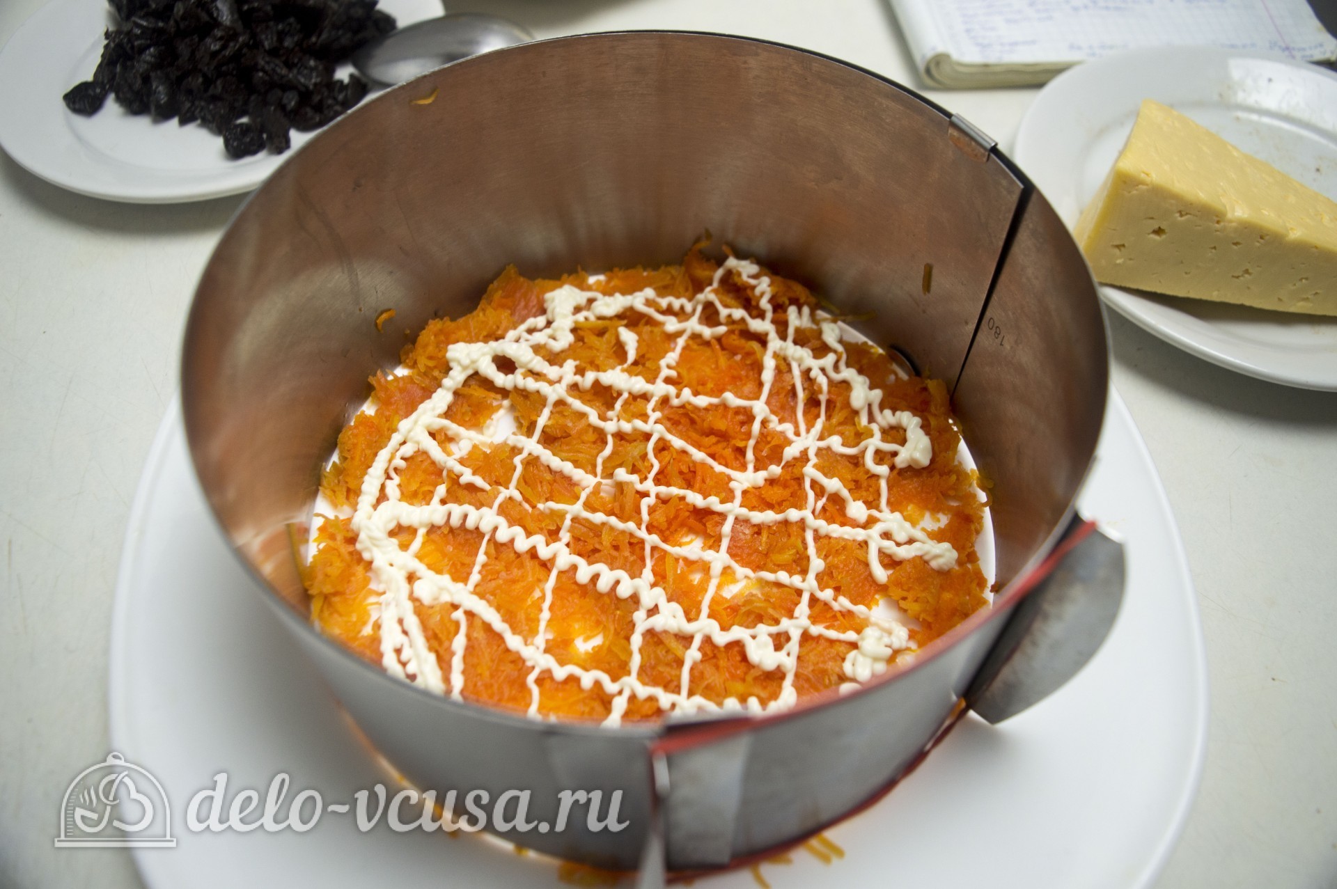 Шаг 2 приготовления Закусочный салат-торт с копченой курицей