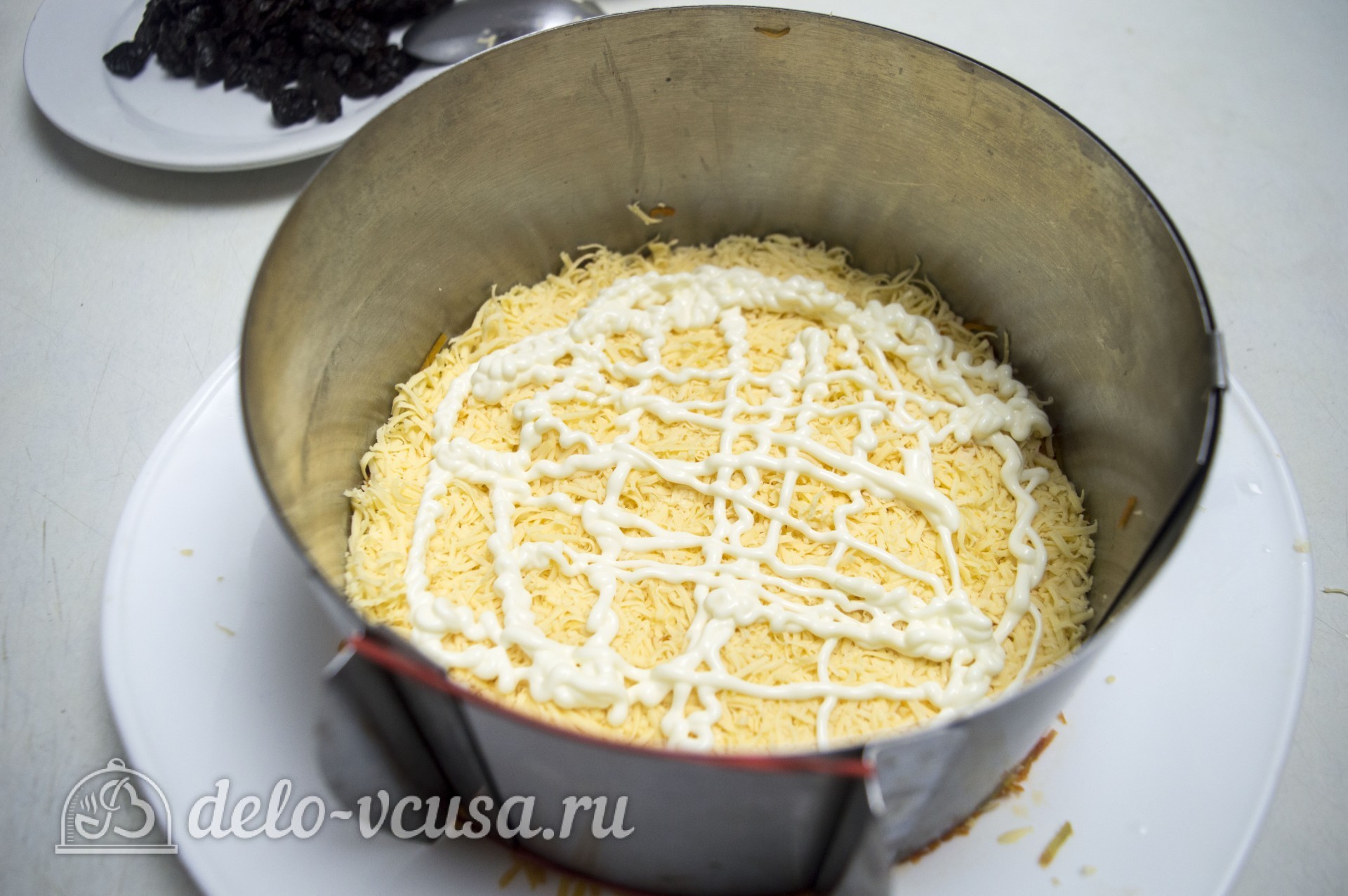 Шаг 3 приготовления Закусочный салат-торт с копченой курицей