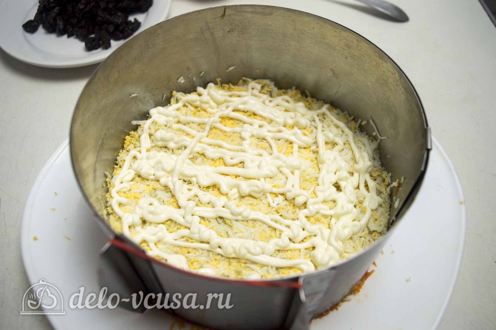 Шаг 4 приготовления Закусочный салат-торт с копченой курицей
