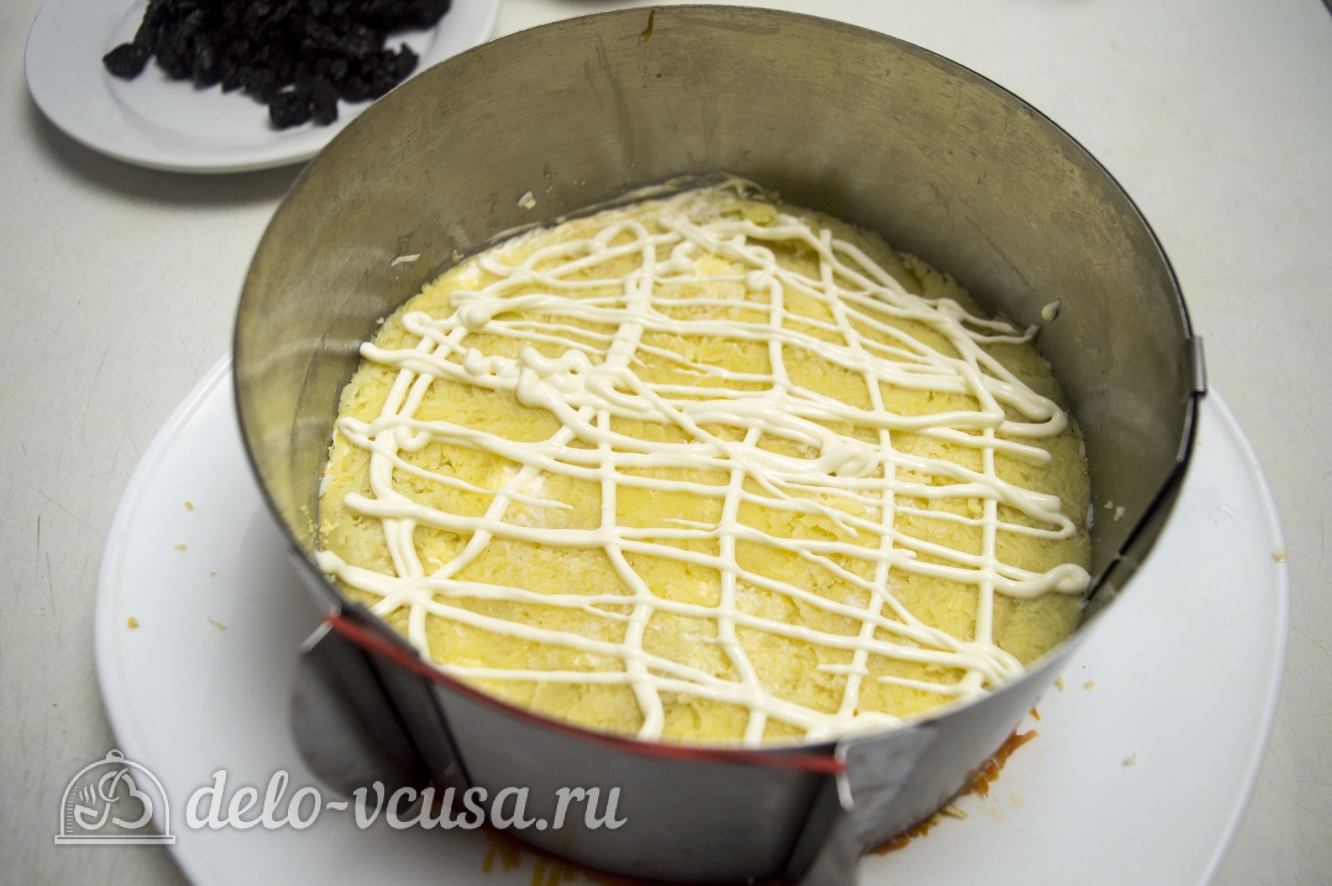 Шаг 5 приготовления Закусочный салат-торт с копченой курицей