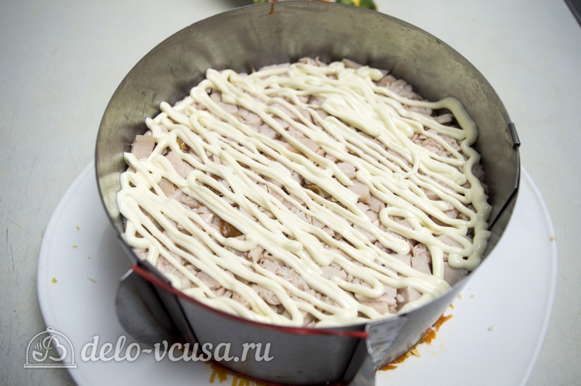 Шаг 7 приготовления Закусочный салат-торт с копченой курицей