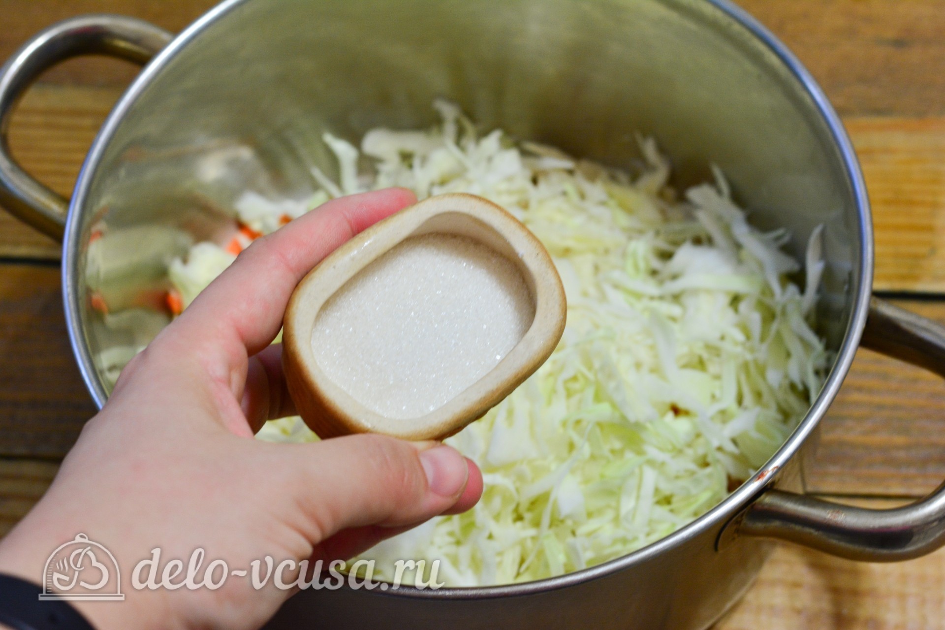 Шаг 3 приготовления Квашеная капуста с яблоками