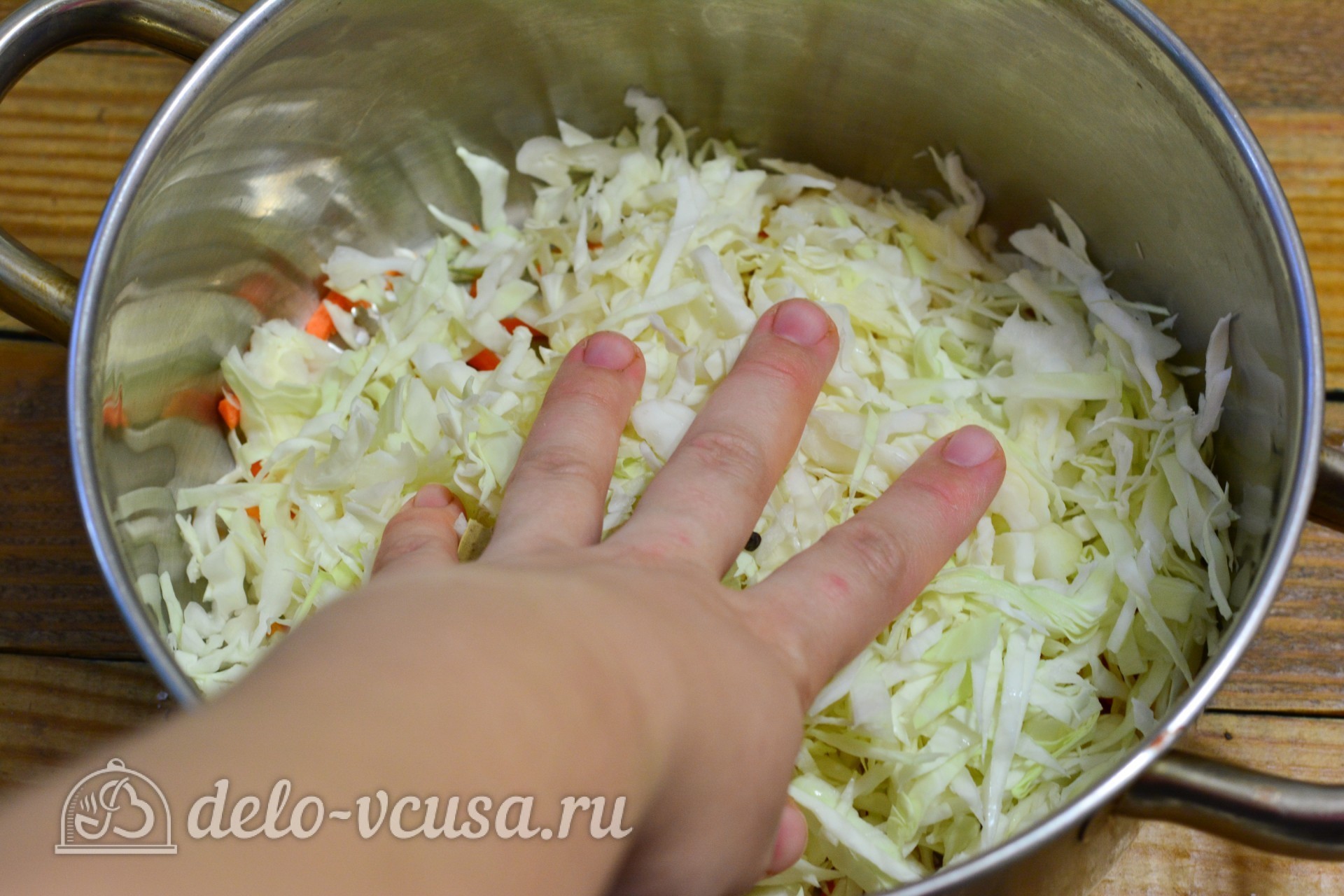 Шаг 4 приготовления Квашеная капуста с яблоками