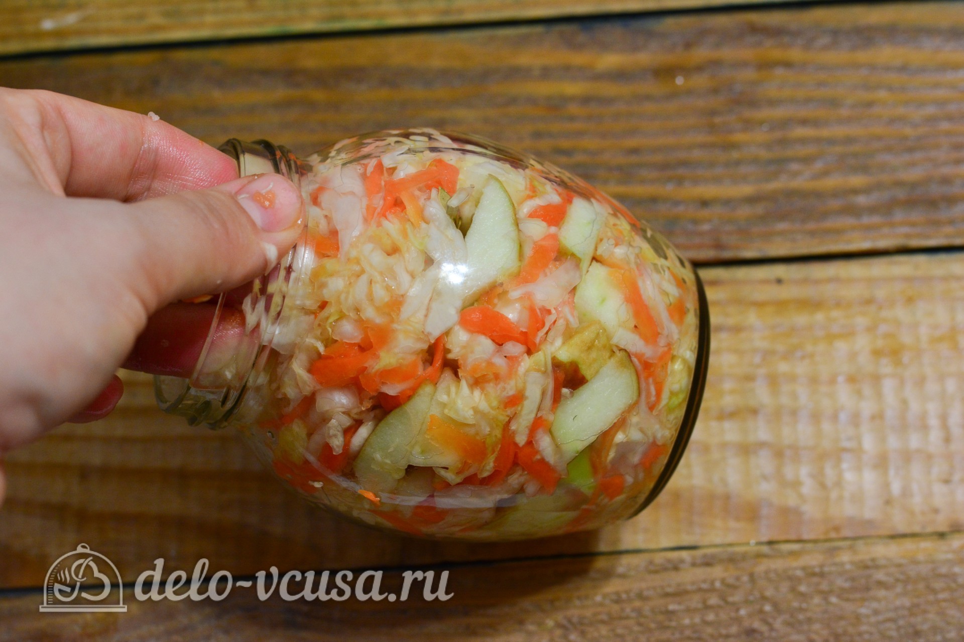 Шаг 8 приготовления Квашеная капуста с яблоками