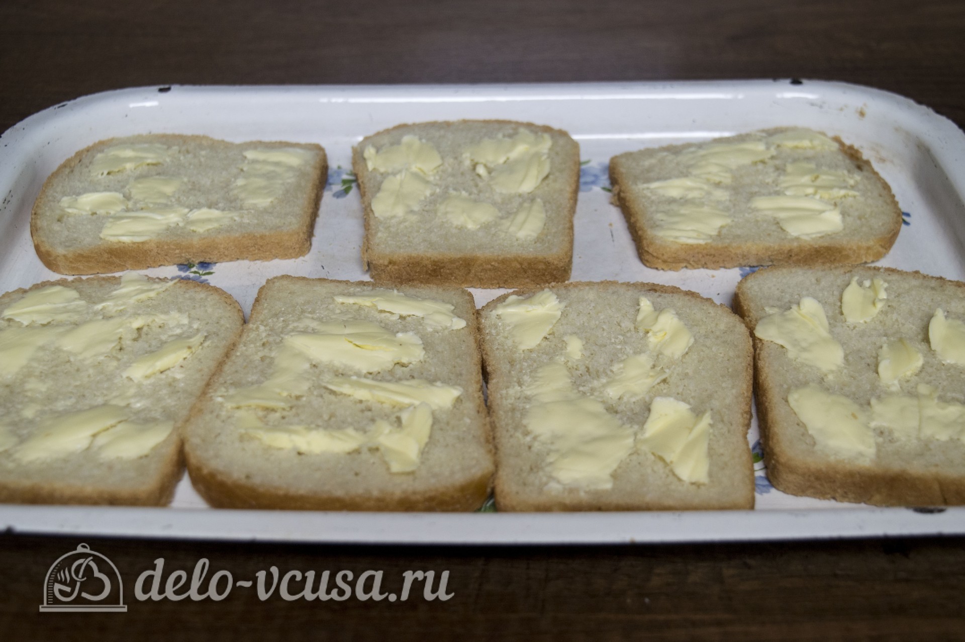 Шаг 5 приготовления Горячие бутерброды с колбасой, сыром и болгарским перцем
