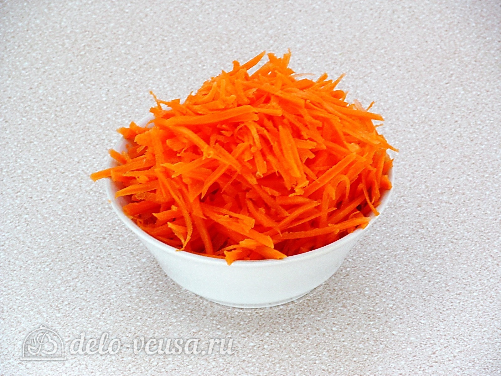 Шаг 1 приготовления Салат из моркови с кукурузой и чесноком