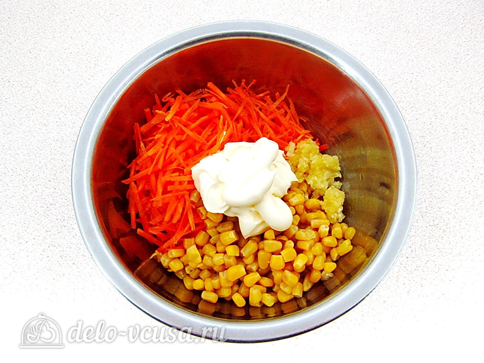 Шаг 3 приготовления Салат из моркови с кукурузой и чесноком