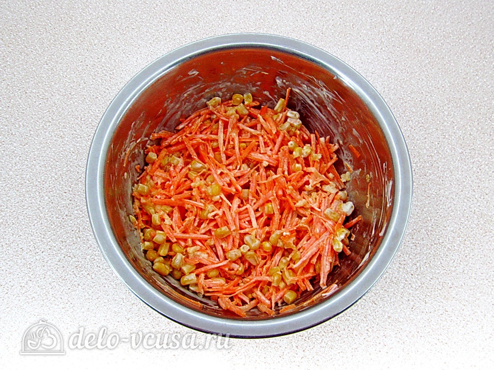 Шаг 4 приготовления Салат из моркови с кукурузой и чесноком