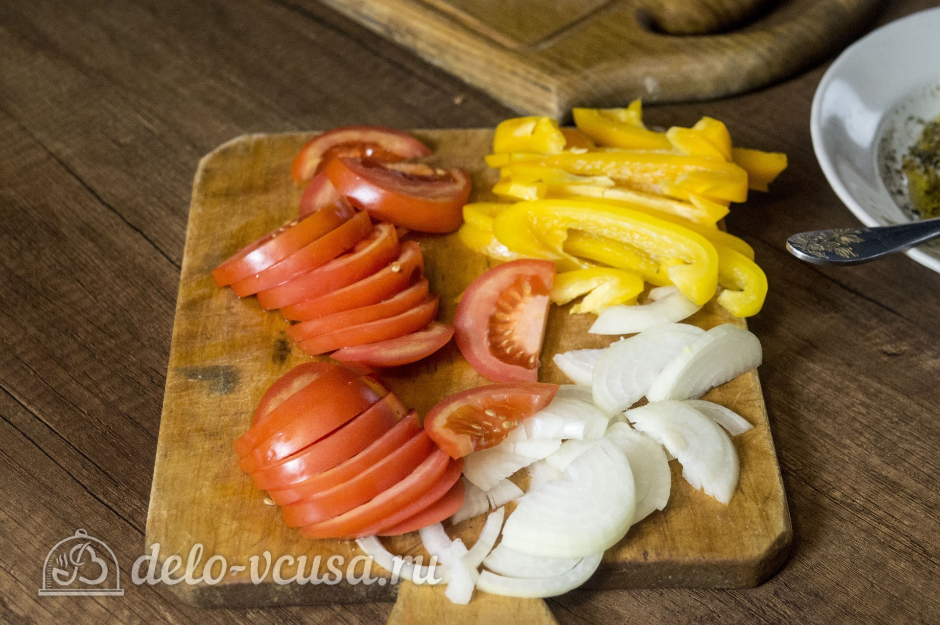 Шаг 2 приготовления Запеченный карась с овощами