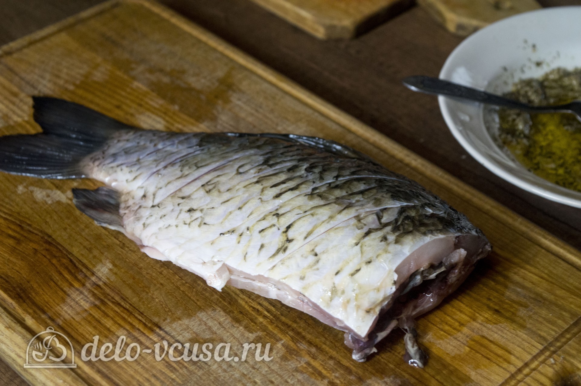 Шаг 3 приготовления Запеченный карась с овощами