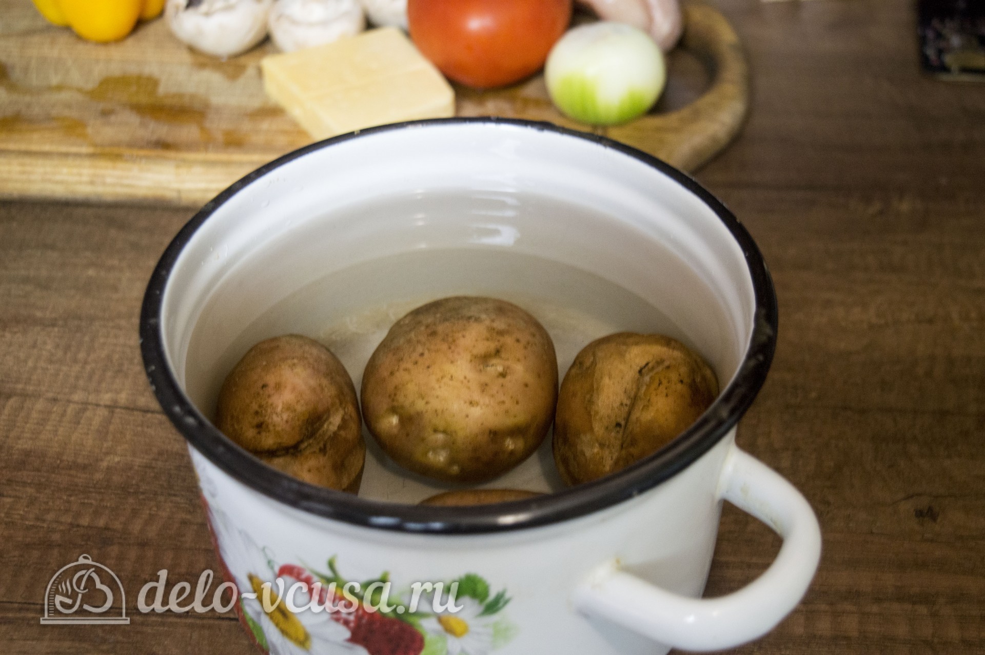 Шаг 1 приготовления Курица с картофелем и овощами в горшочке