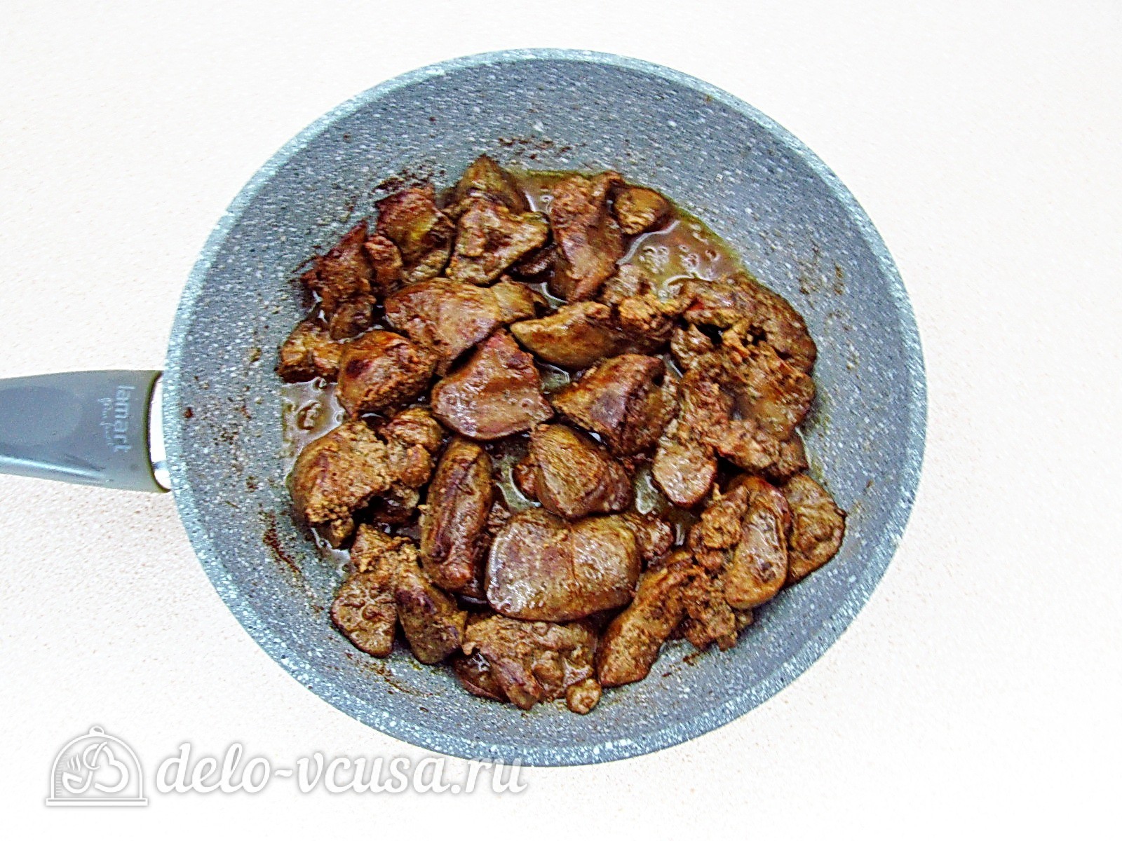 Шаг 2 приготовления Куриная печень с яйцом по-румынски