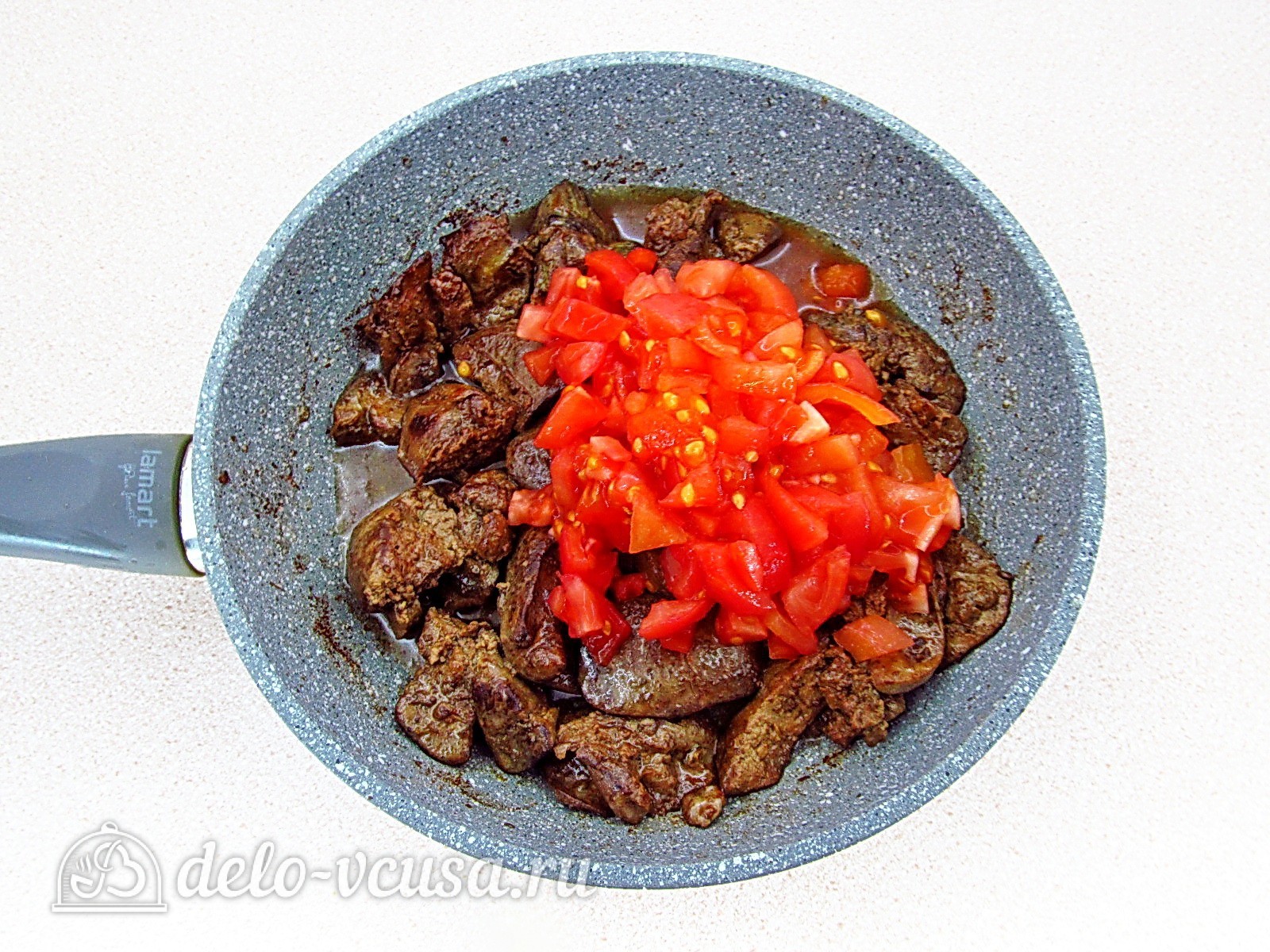 Шаг 4 приготовления Куриная печень с яйцом по-румынски