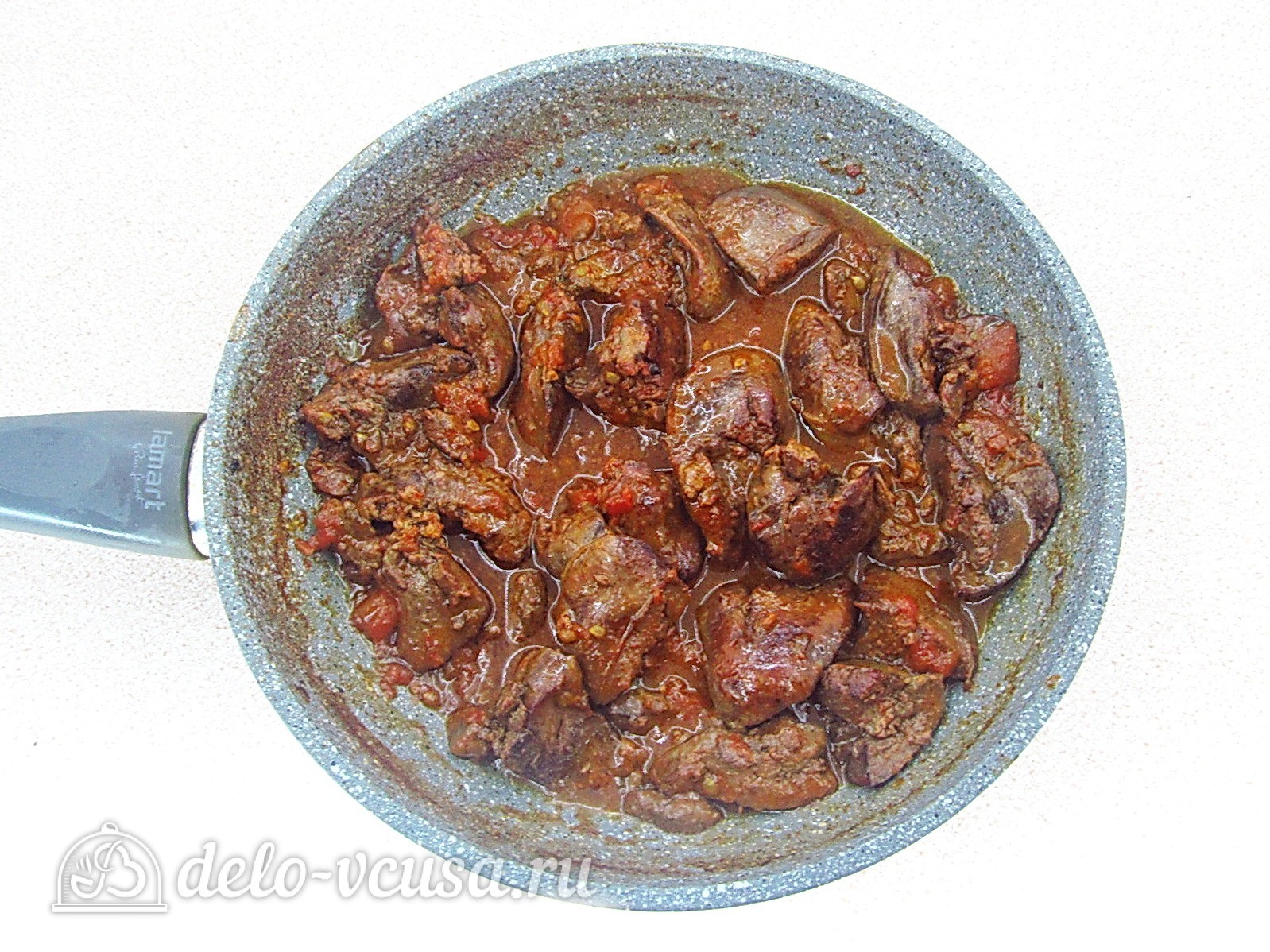 Шаг 8 приготовления Куриная печень с яйцом по-румынски