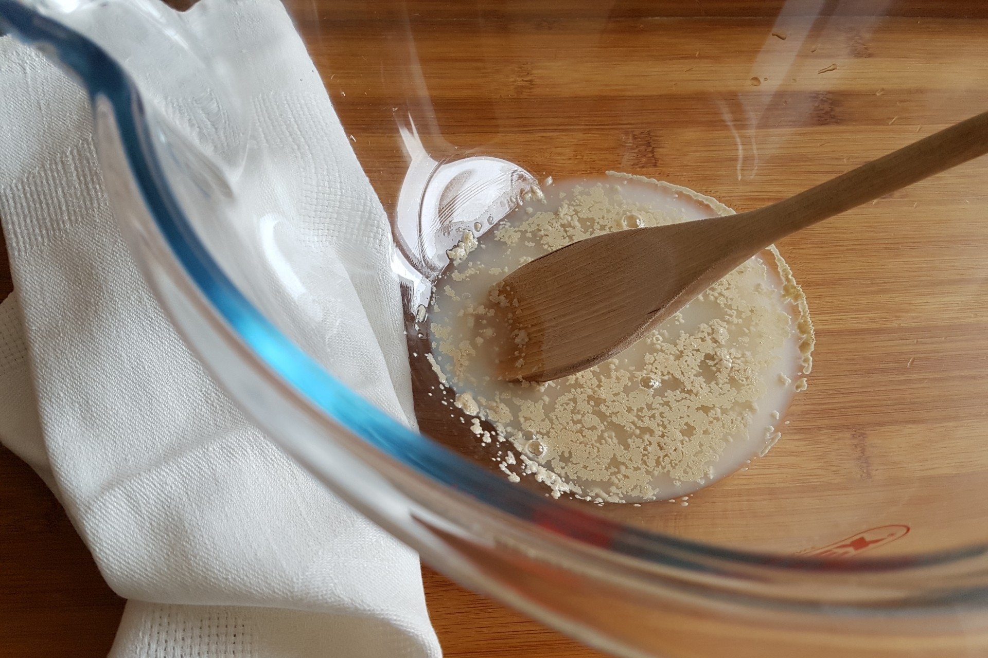 Шаг 1 приготовления Пита с цельнозерновой мукой