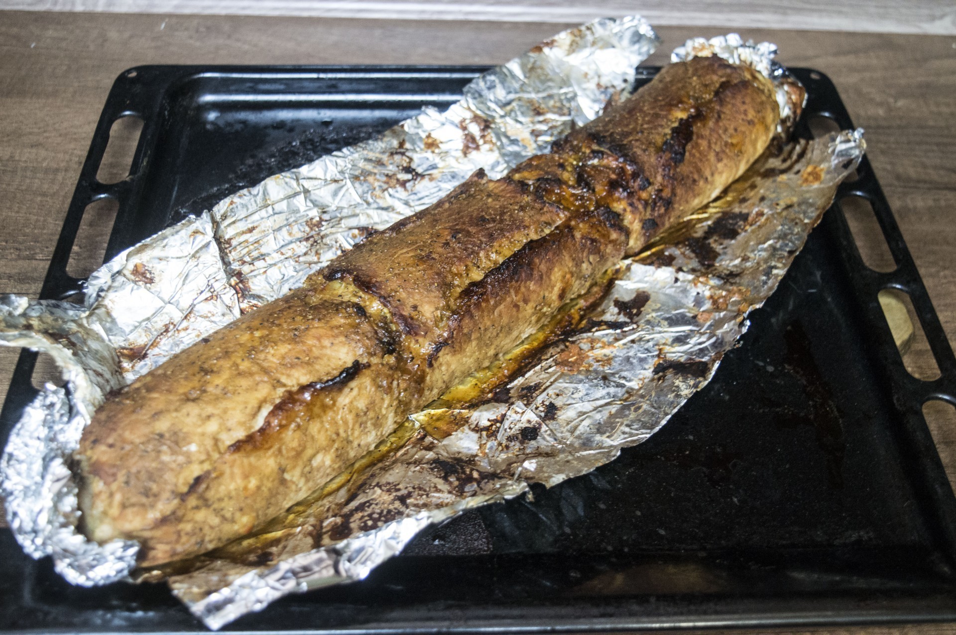 Шаг 13 приготовления Мясной рулет с моцареллой, вялеными томатами и грибами