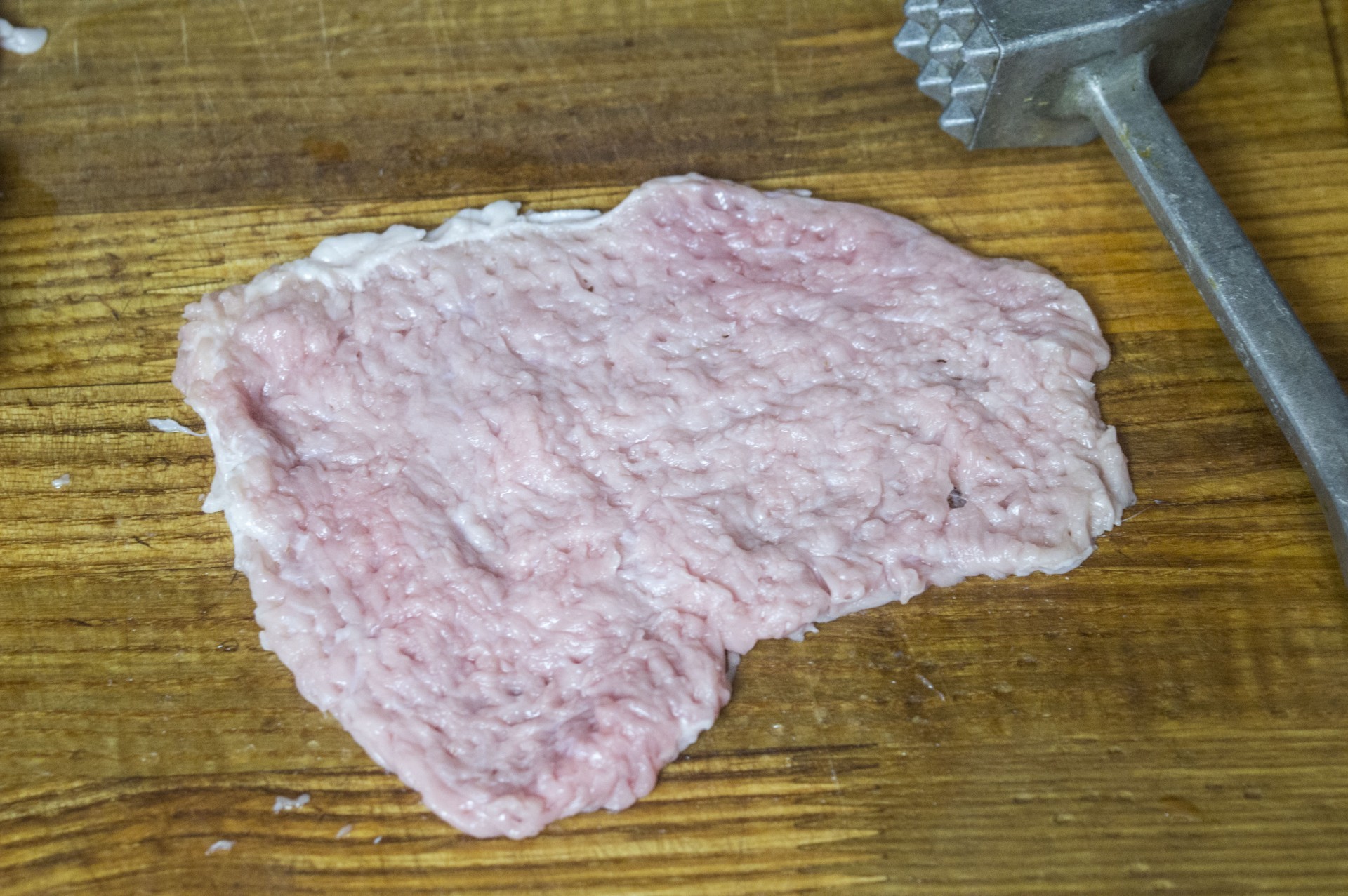 Шаг 7 приготовления Мясной рулет с моцареллой, вялеными томатами и грибами