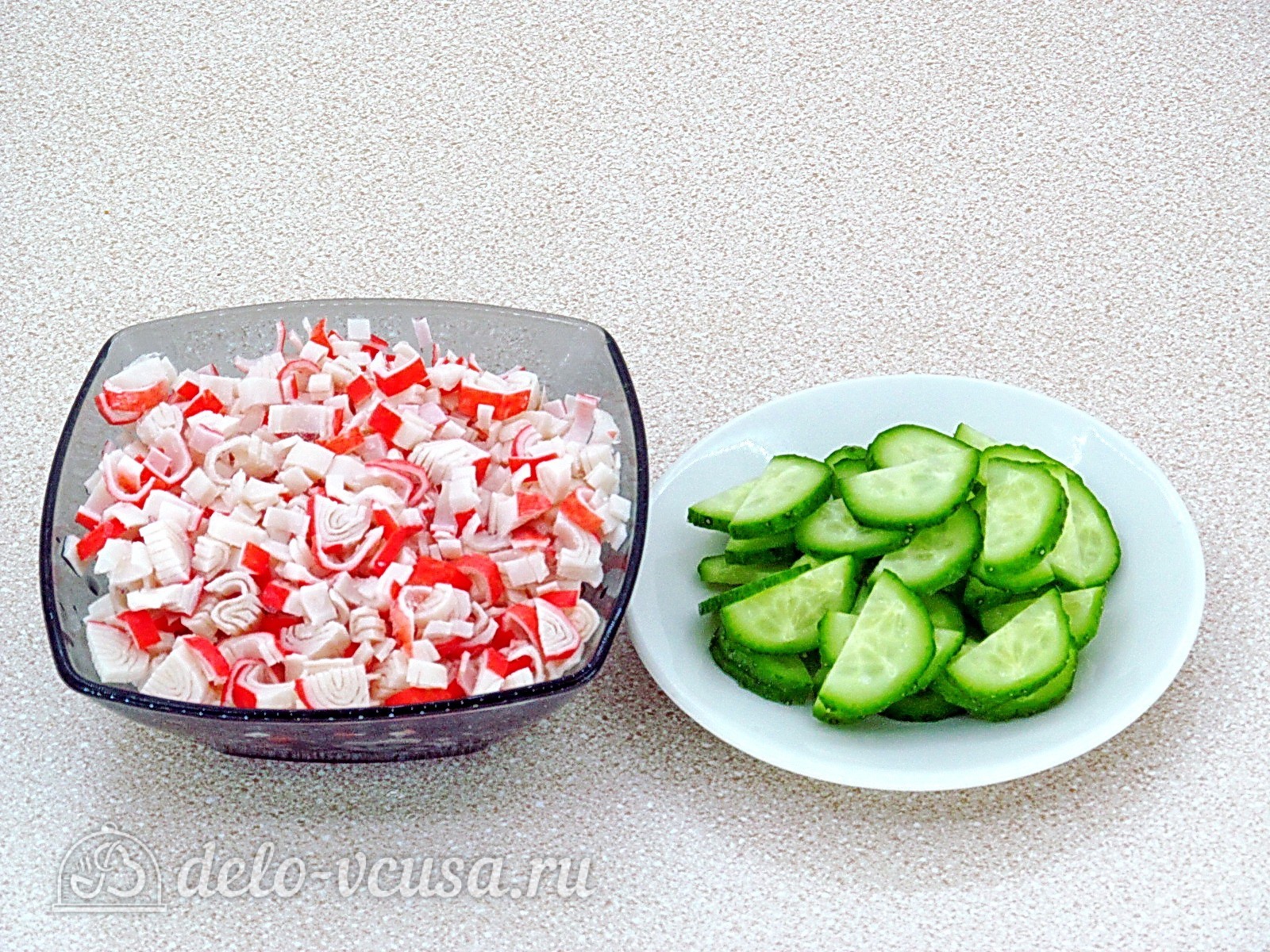 Шаг 1 приготовления Салат из крабовых палочек, огурца и моркови по-корейски