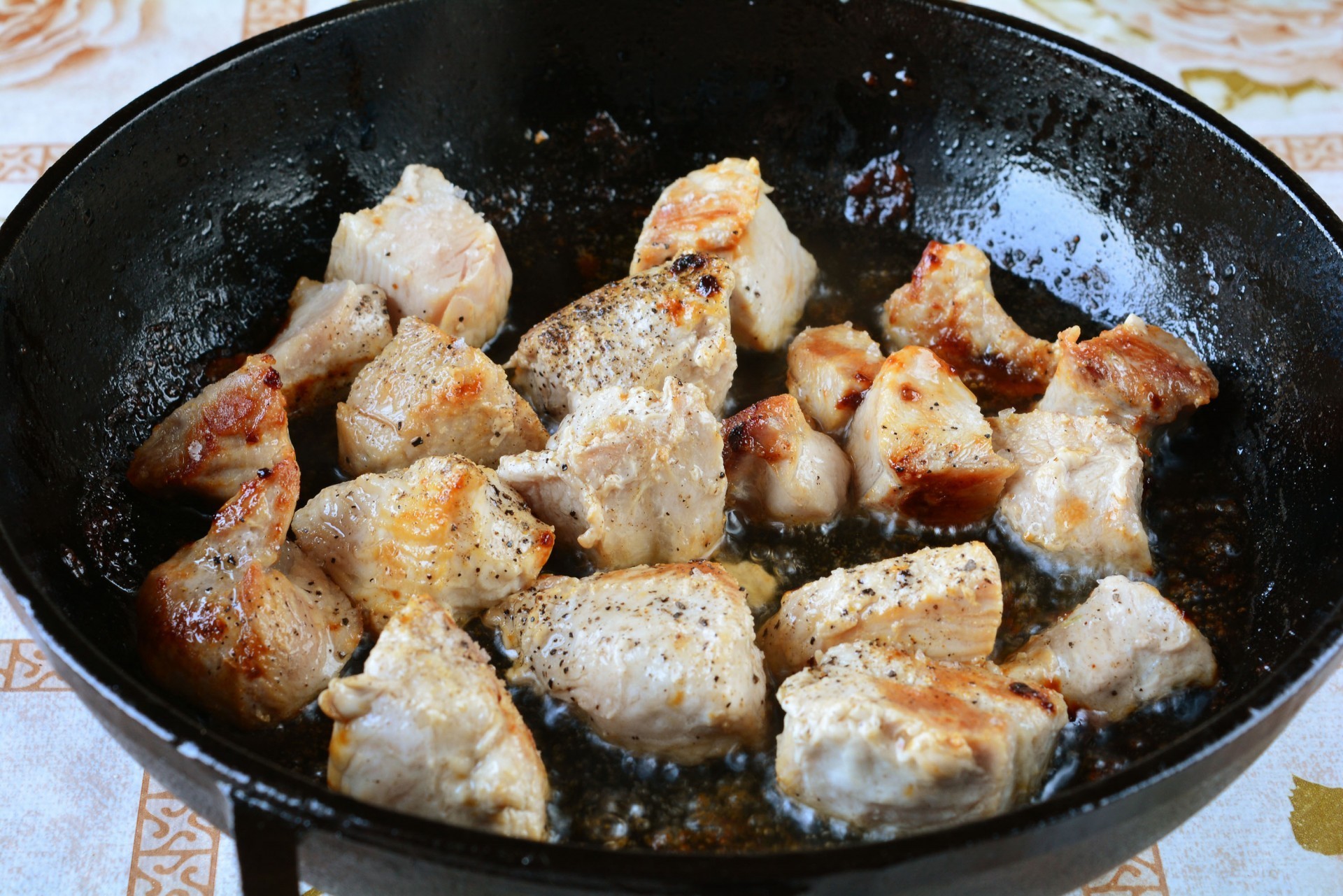 Шаг 3 приготовления Жареная индейка на сковороде кусочками