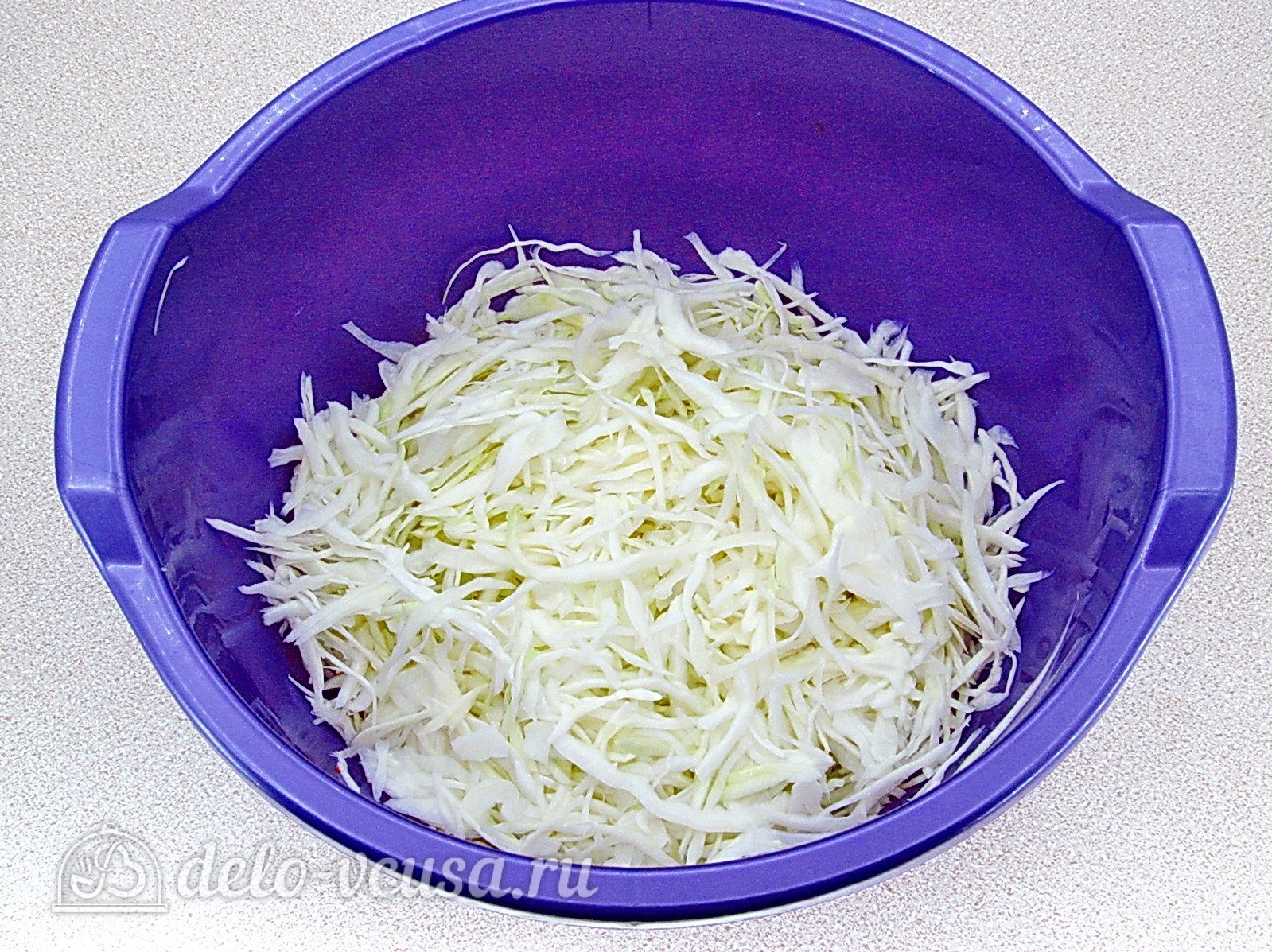 Шаг 1 приготовления Салат из капусты с огурцами и кукурузой