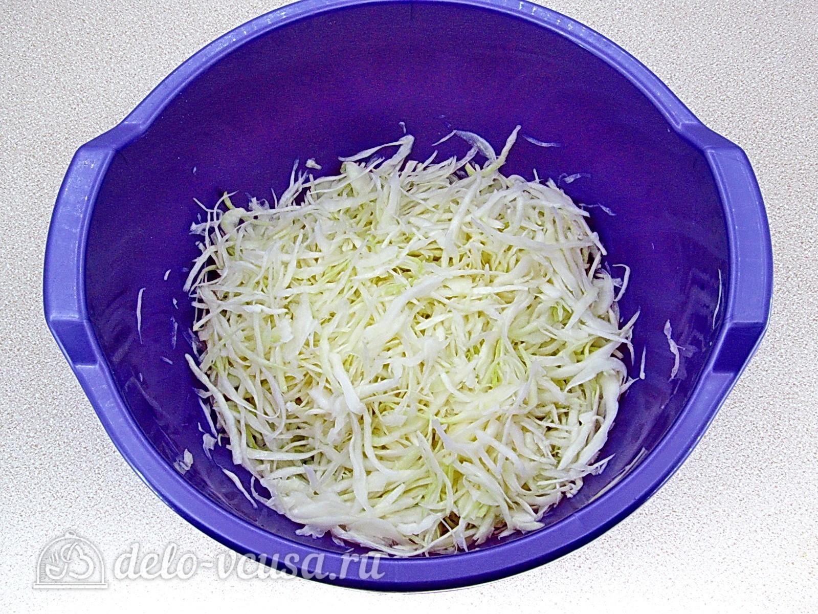 Шаг 2 приготовления Салат из капусты с огурцами и кукурузой