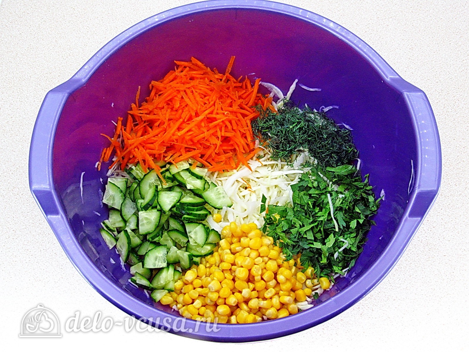 Шаг 6 приготовления Салат из капусты с огурцами и кукурузой