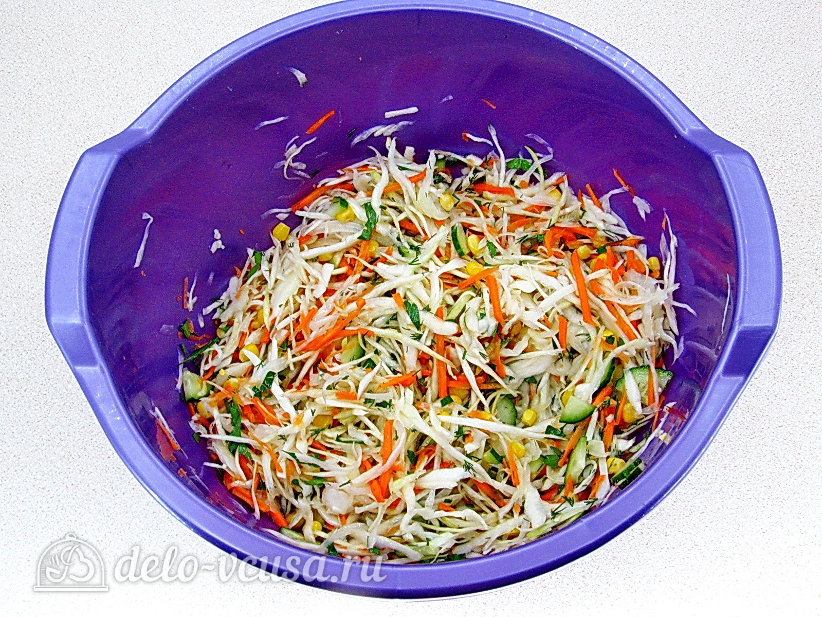 Шаг 7 приготовления Салат из капусты с огурцами и кукурузой