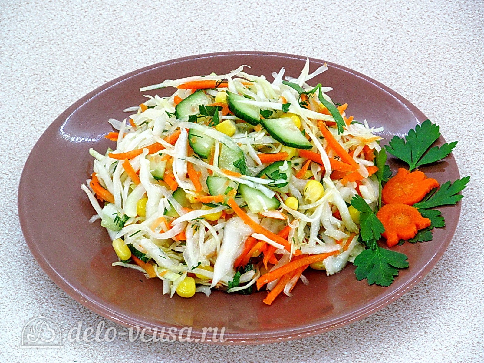 Шаг 8 приготовления Салат из капусты с огурцами и кукурузой
