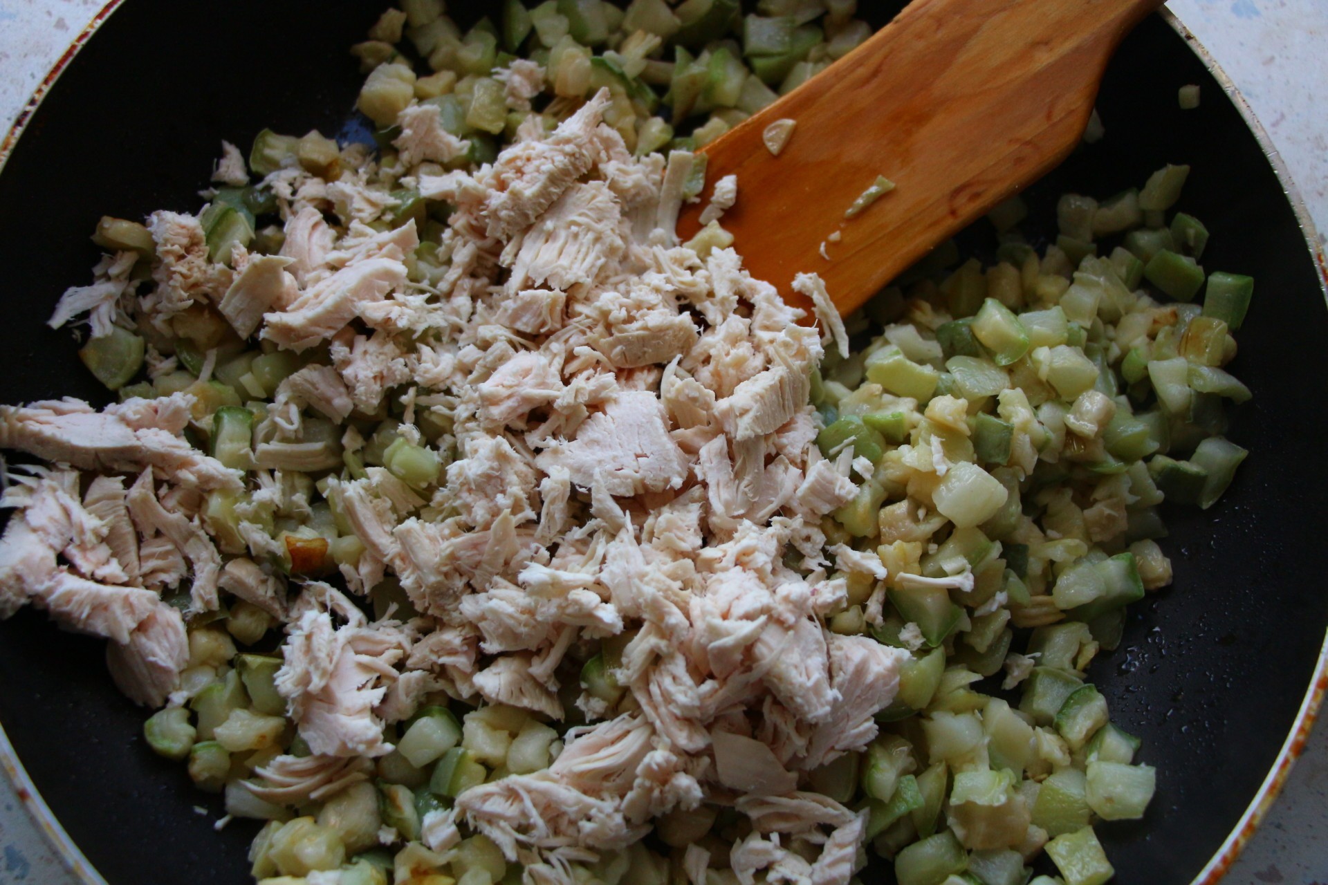 Шаг 3 приготовления Киш с курицей и кабачками