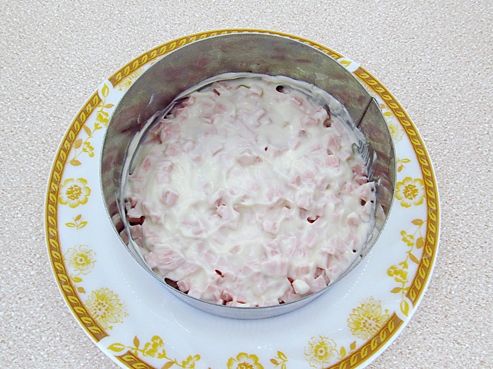Шаг 10 приготовления Слоеный салат с картофелем фри