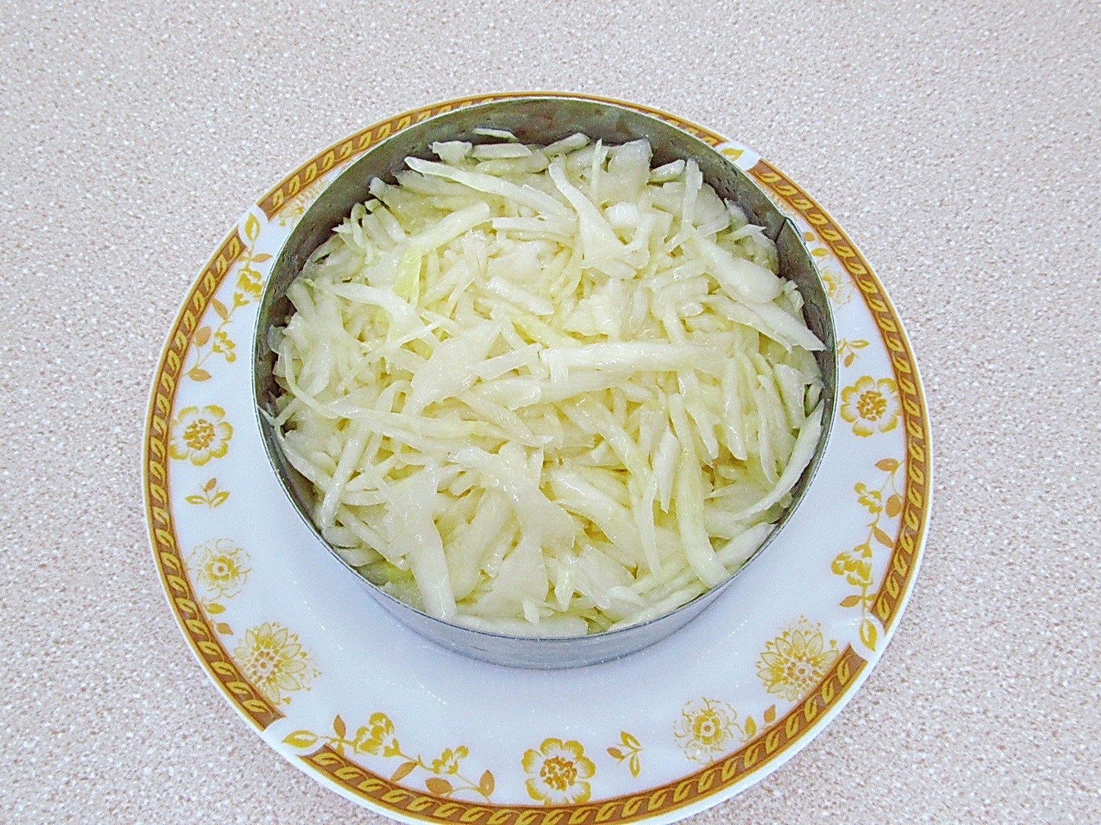 Шаг 12 приготовления Слоеный салат с картофелем фри