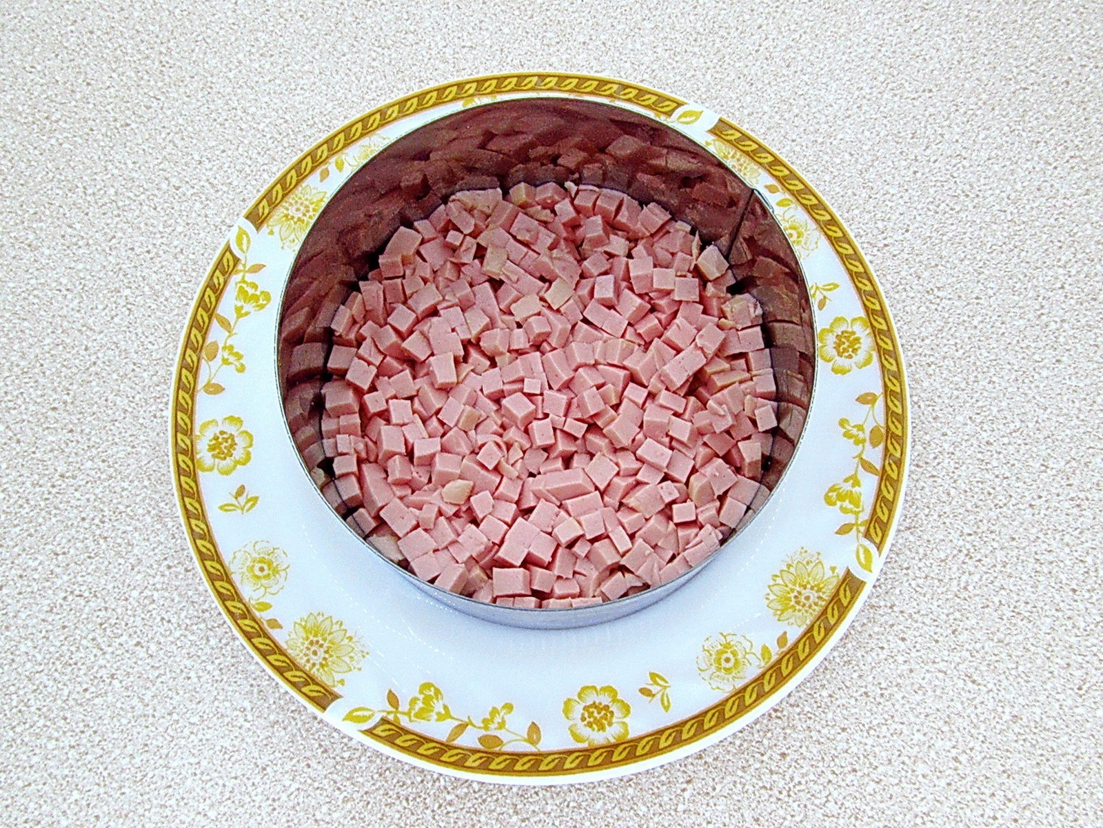 Шаг 9 приготовления Слоеный салат с картофелем фри
