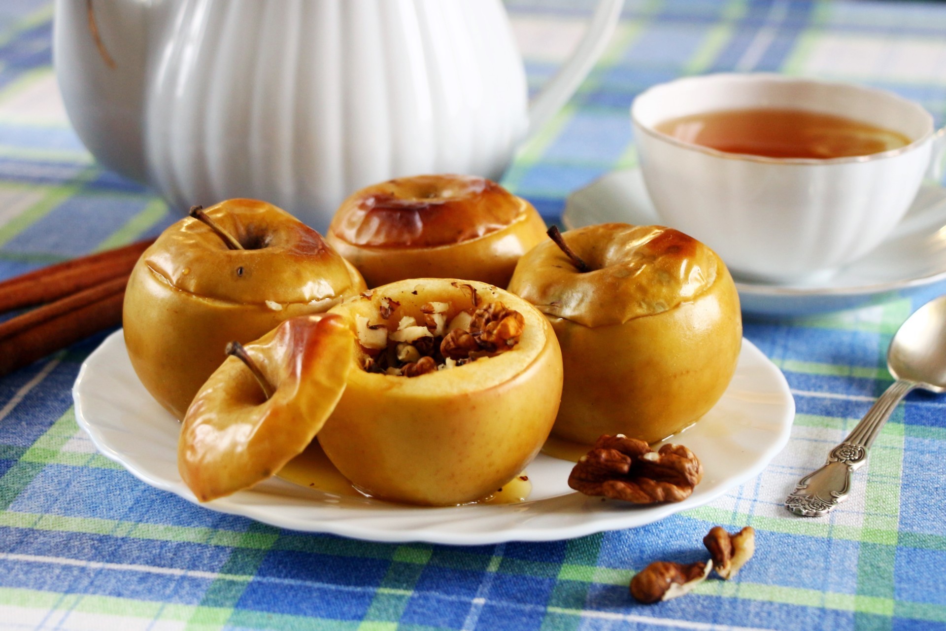 Шаг 3 приготовления Печеные яблоки с медом и изюмом