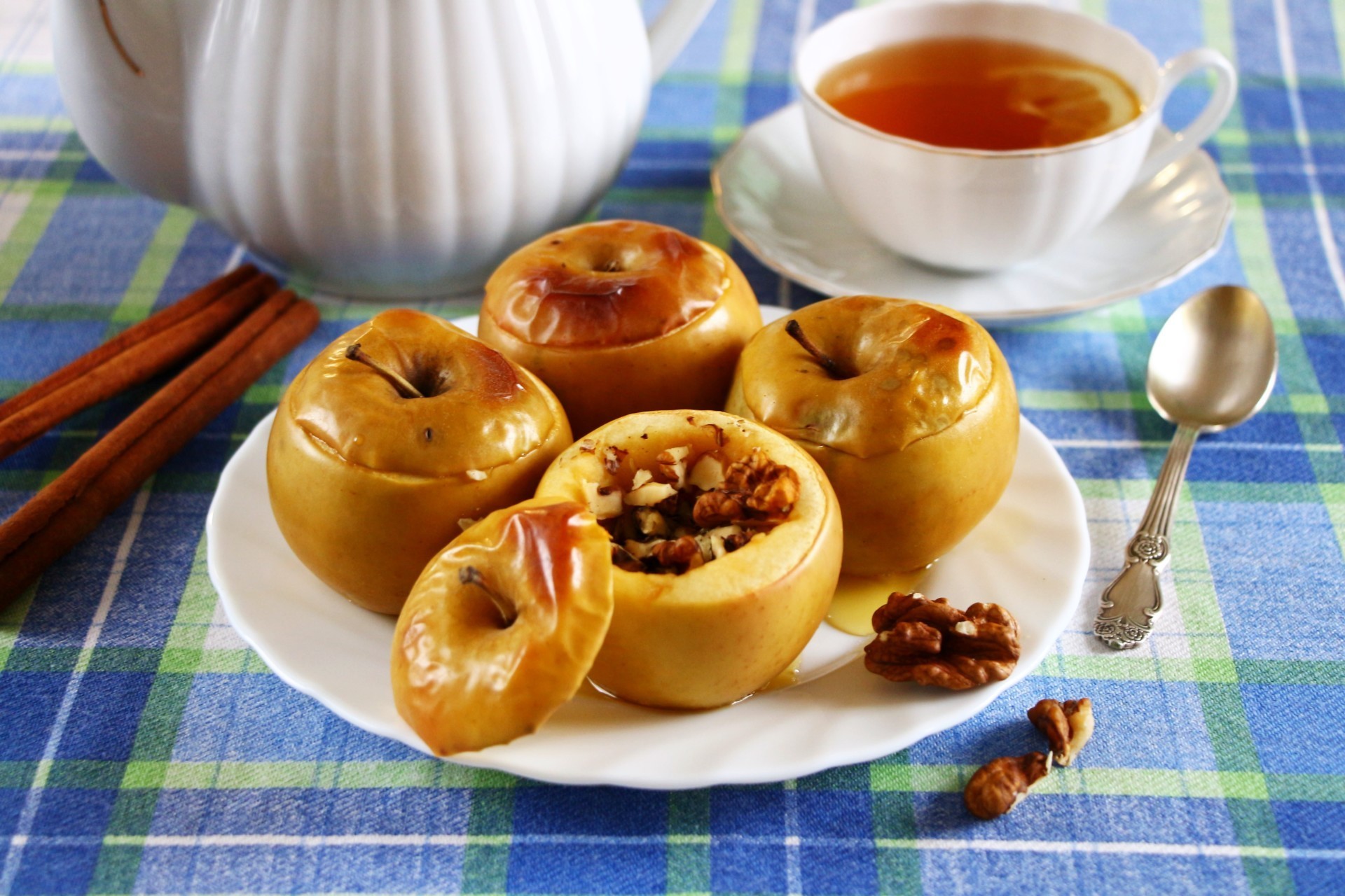 Обложка рецепта Печеные яблоки с медом и изюмом