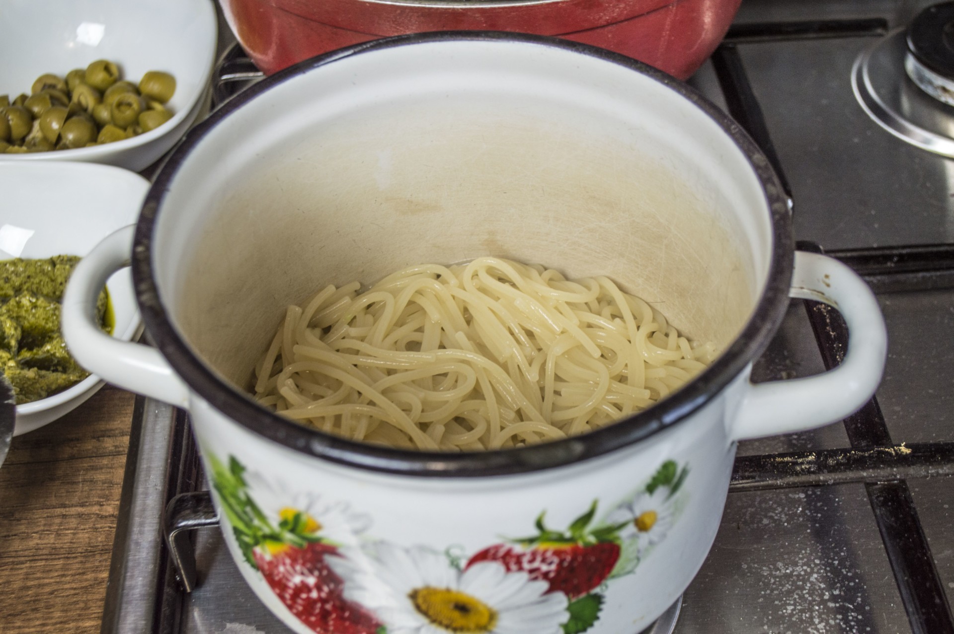 Шаг 2 приготовления Спагетти с соусом Песто и оливками