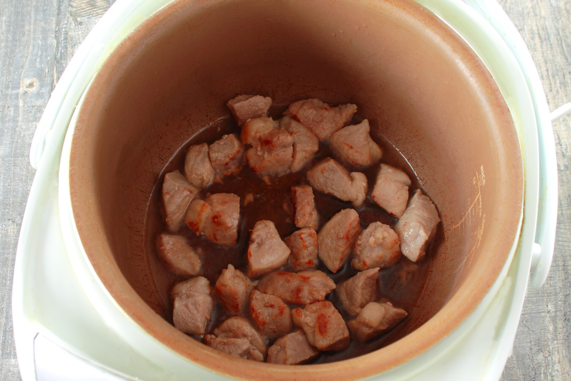 Шаг 3 приготовления Жаркое из свинины с картошкой в мультиварке