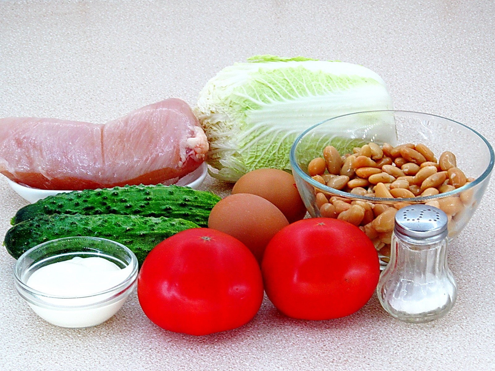 Ингредиенты Салат с курицей, овощами и фасолью Фото ингредиенты Салат с курицей, овощами и фасолью