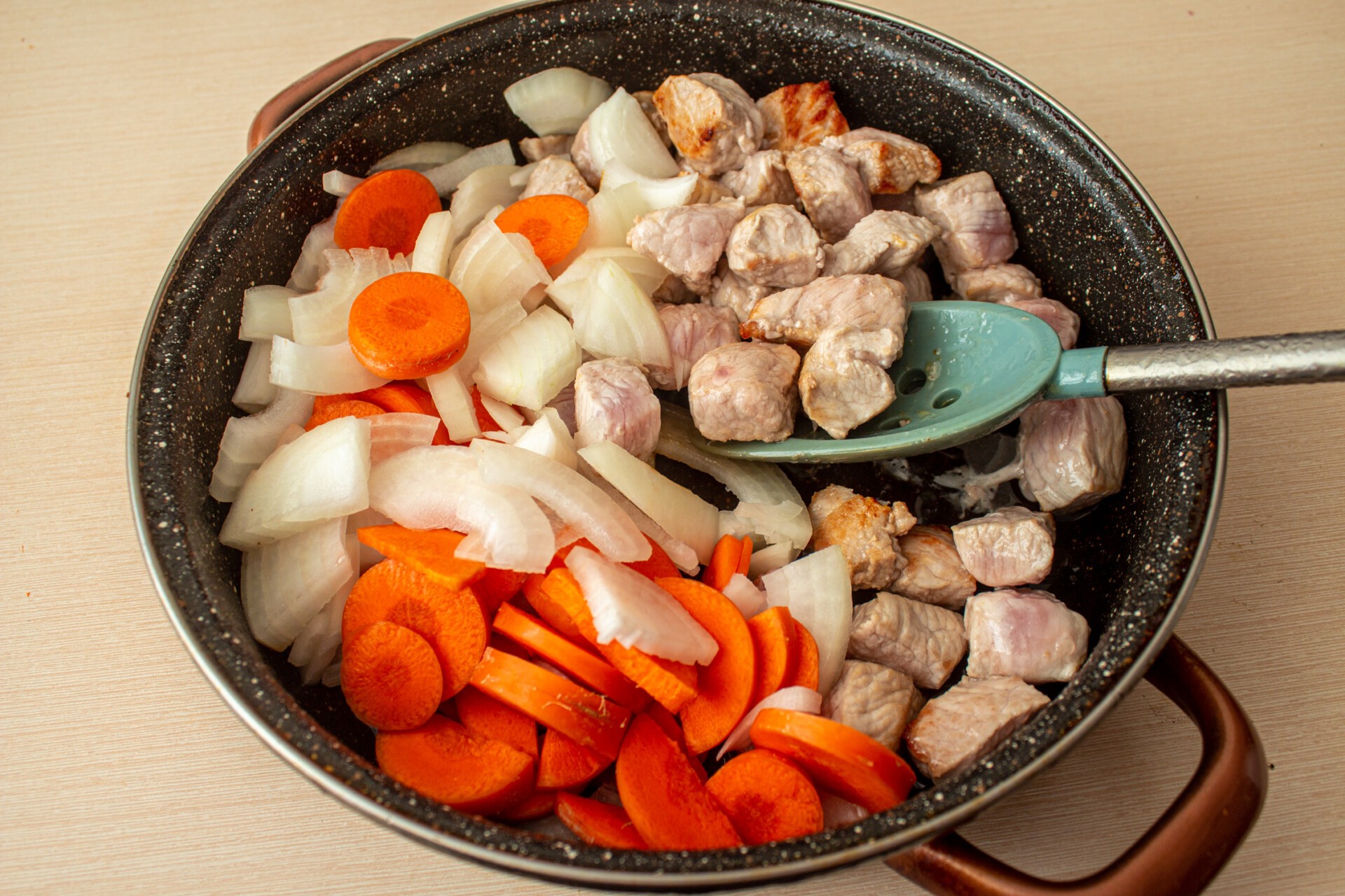 Шаг 3 приготовления Жаркое со свининой, тыквой и овощами