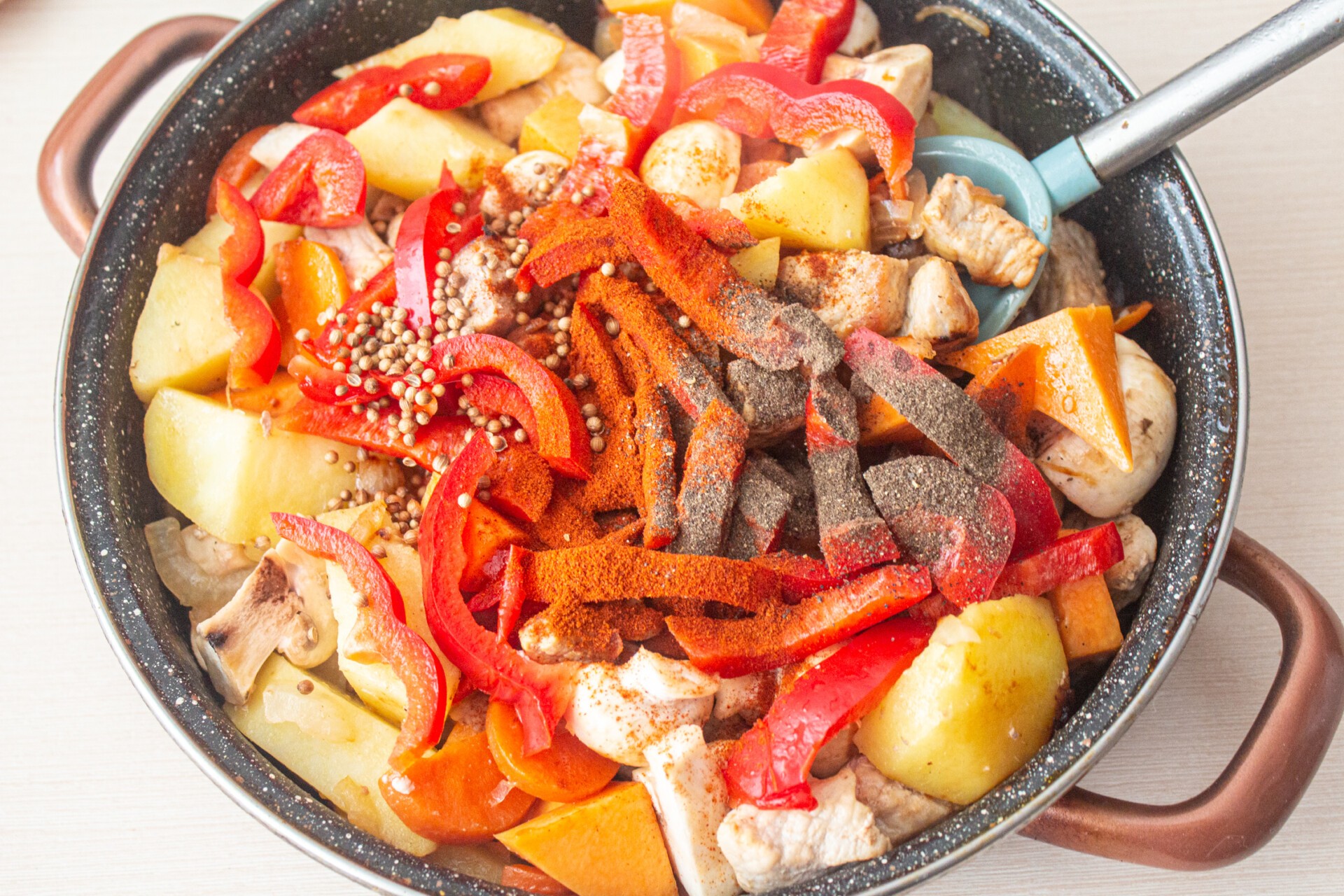 Шаг 8 приготовления Жаркое со свининой, тыквой и овощами