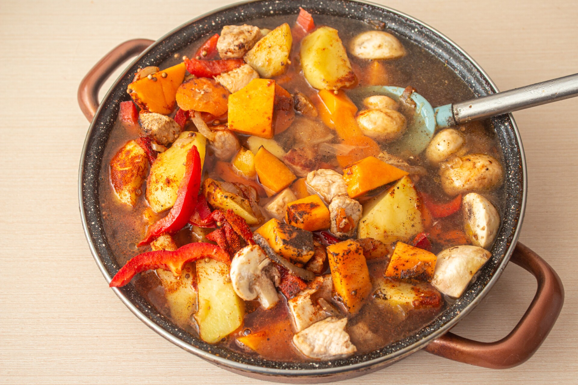 Шаг 9 приготовления Жаркое со свининой, тыквой и овощами
