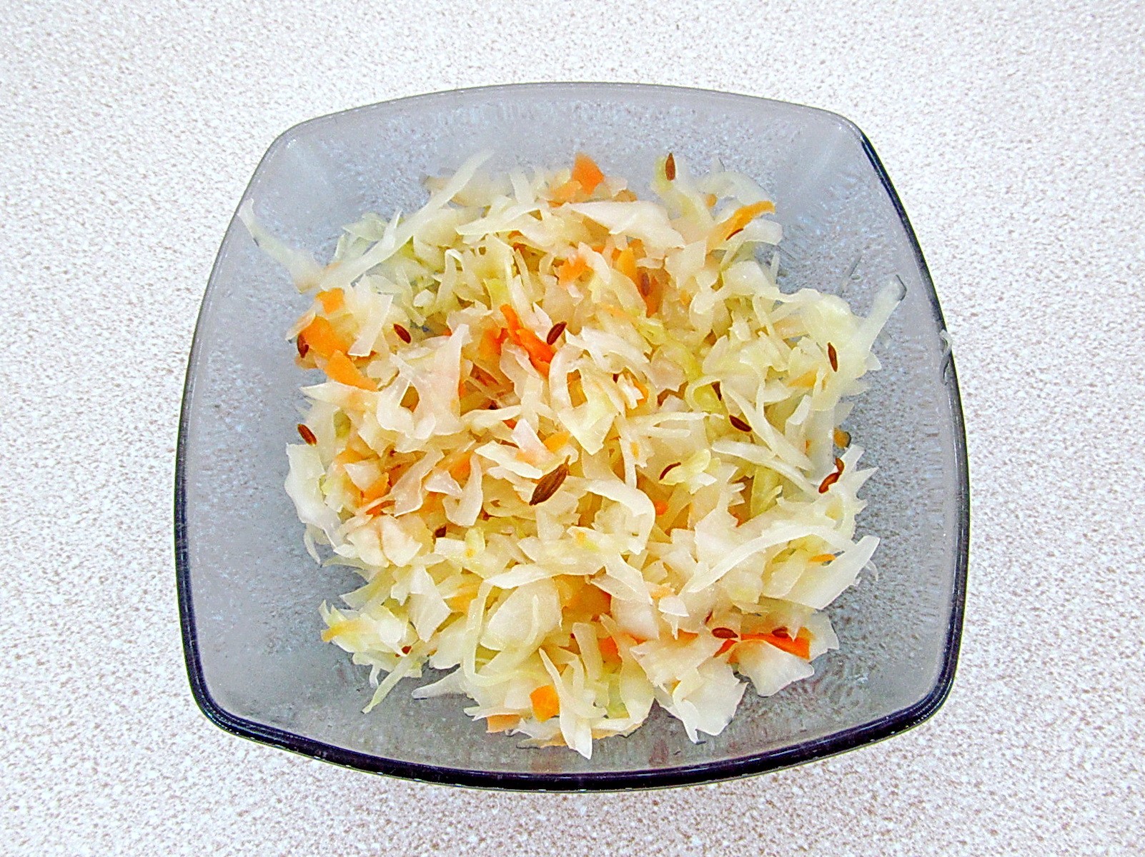 Шаг 5 приготовления Картофельный салат с квашеной капустой и грибами