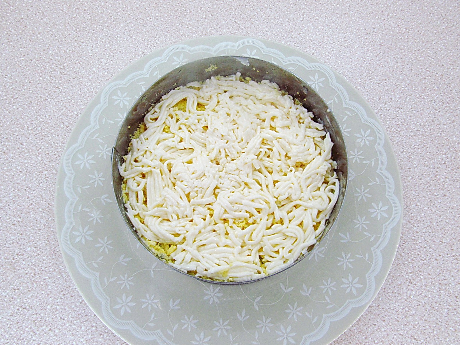 Шаг 12 приготовления Салат "Невеста" с копченой курицей