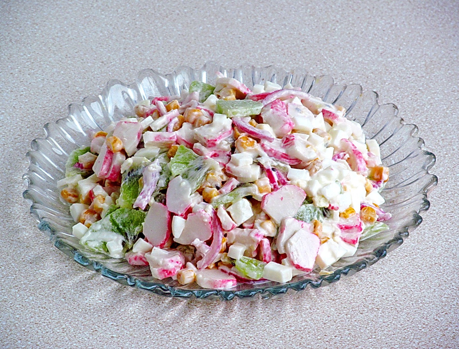 Шаг 7 приготовления Крабовый салат с киви