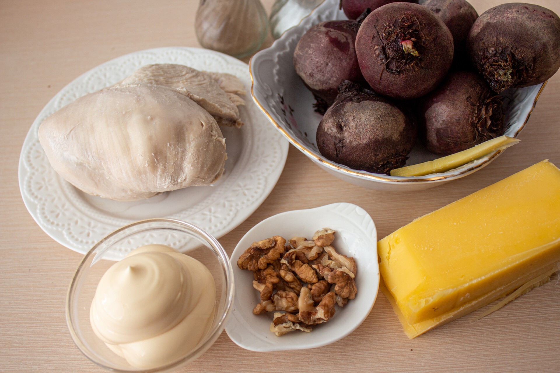 Ингредиенты Свекольный салат с курицей и сыром Фото ингредиенты Свекольный салат с курицей и сыром